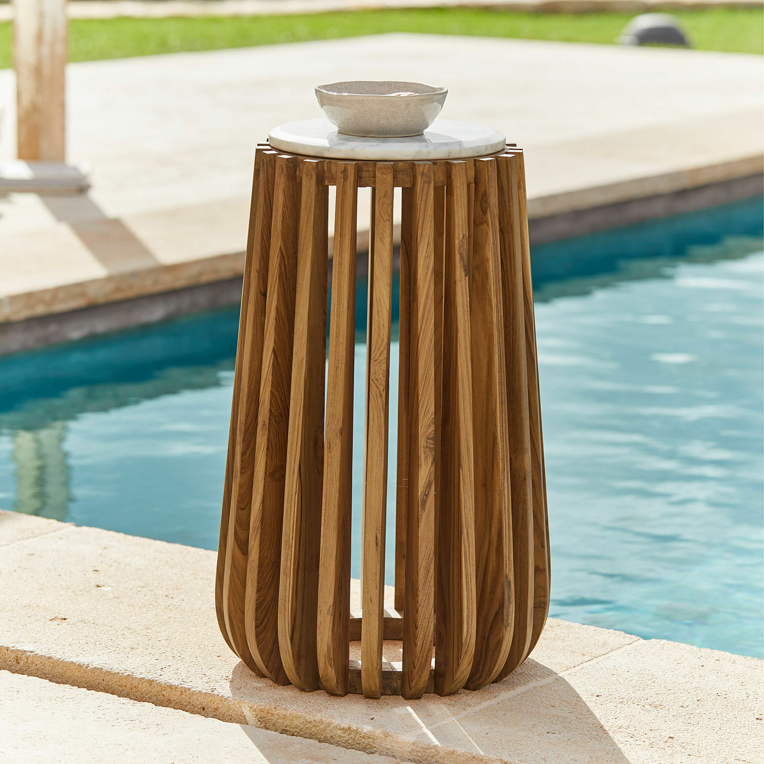 Beistelltisch Urbeline Beistelltisch aus Teakholz mit weißer Marmorplatte, ideal für Terrasse oder Poolbereich