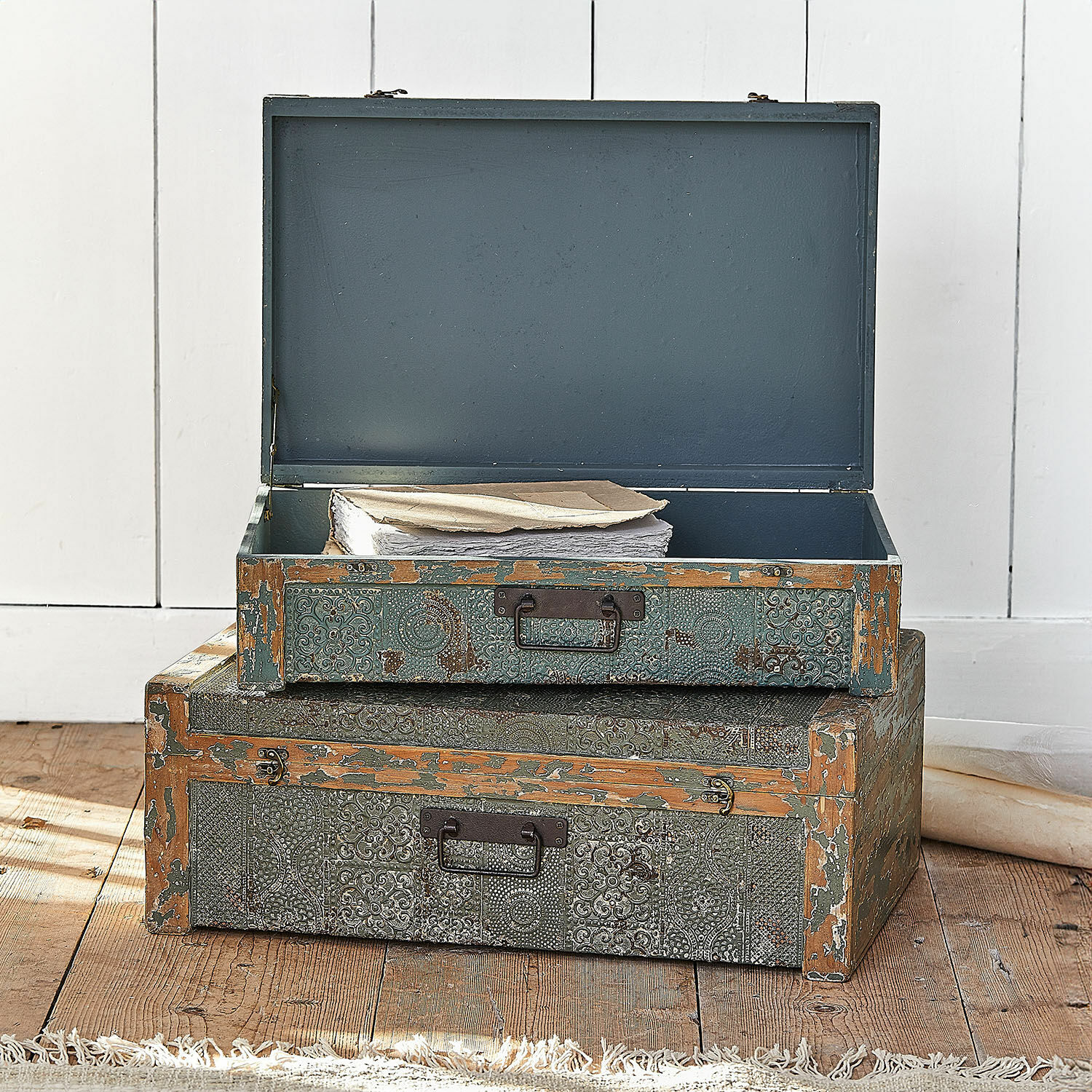 Holzboxen mit antikem Look, Metallgriffen und Muster, ideal zur Aufbewahrung von Dokumenten.