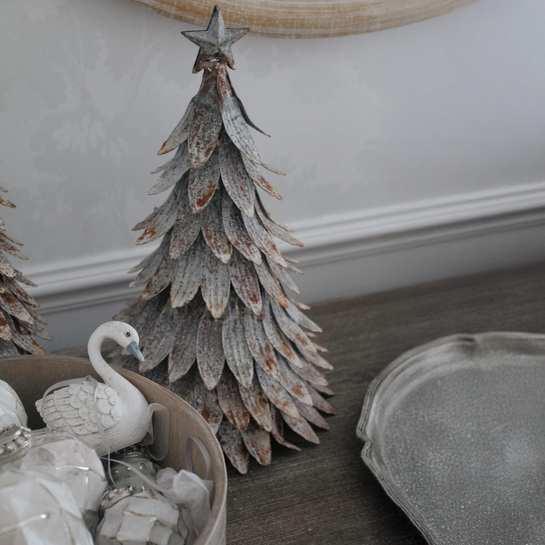 Dekorativer Metall-Weihnachtsbaum mit Stern an der Spitze im rustikalen Stil für festliche Dekoration