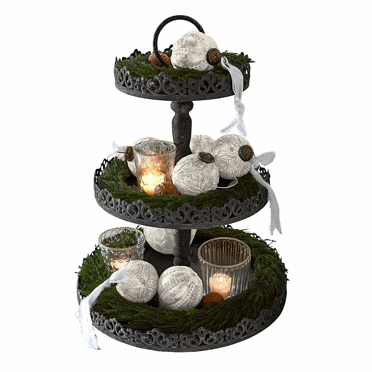Etagere Garnette Dreistöckiges Metall-Etagere mit weißen Weihnachtskugeln und Kerzen auf grünem Moos dekoriert