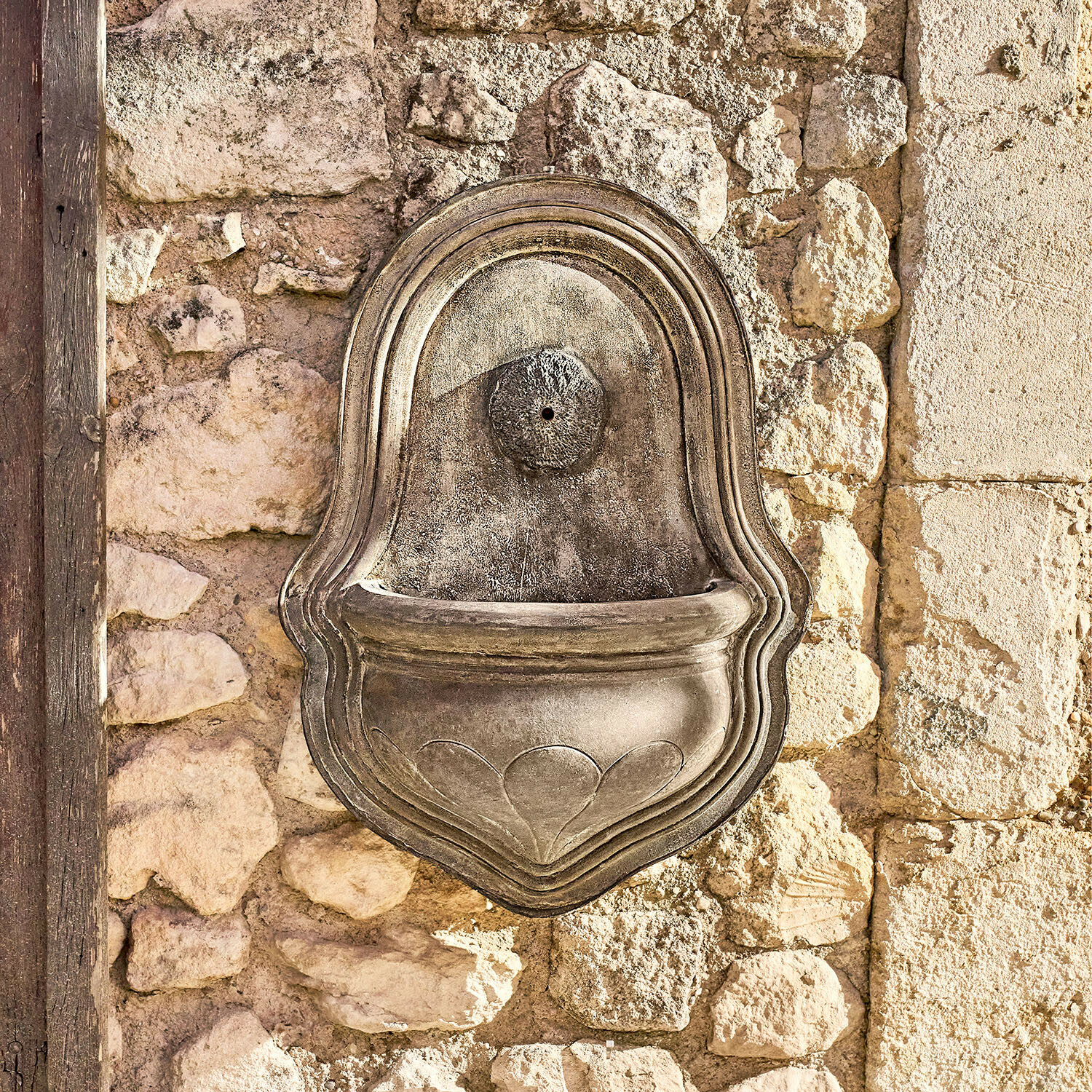 Wandbrunnen Veliras Dekorativer Wandbrunnen aus grauem Stein an einer rustikalen Steinmauer, Gartendekoration