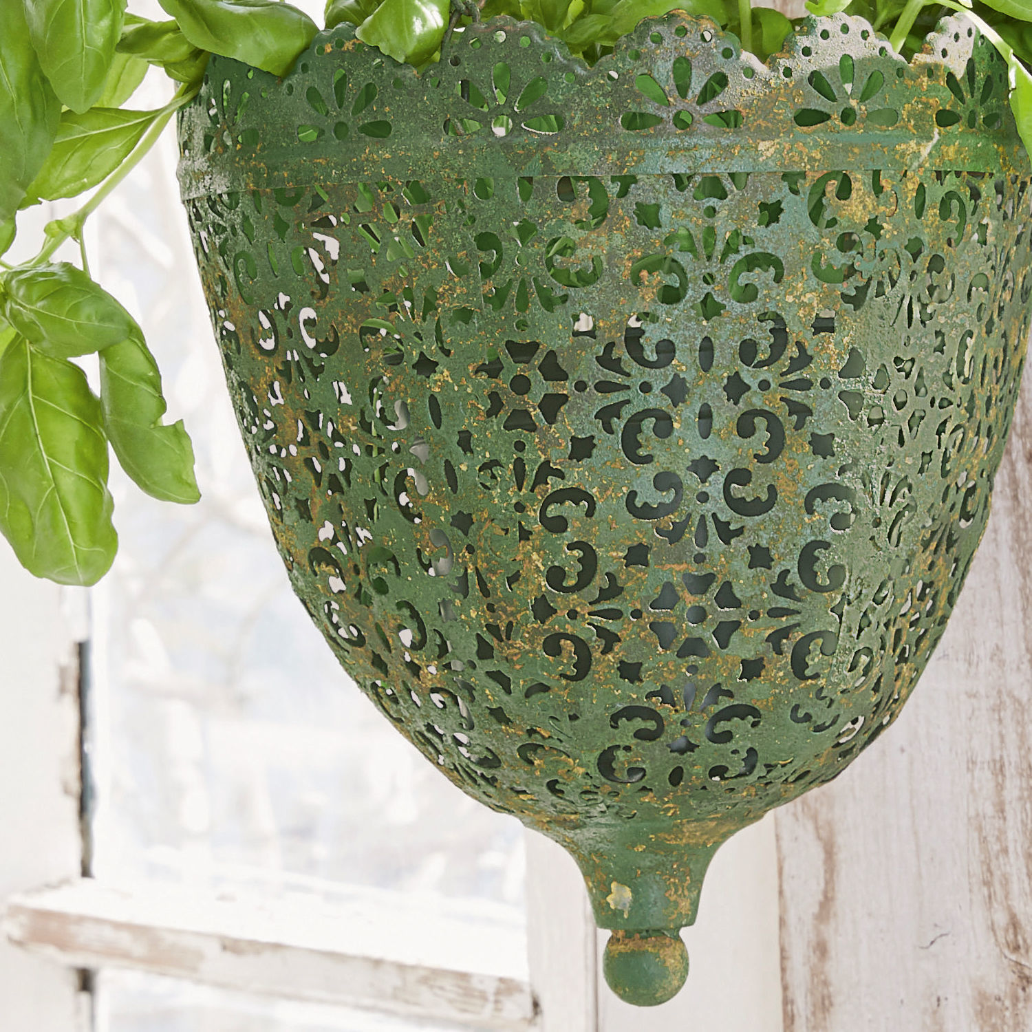 Grüner Metall-Lampion mit filigranem Muster und antiker Patina für Wohn- und Gartendekor