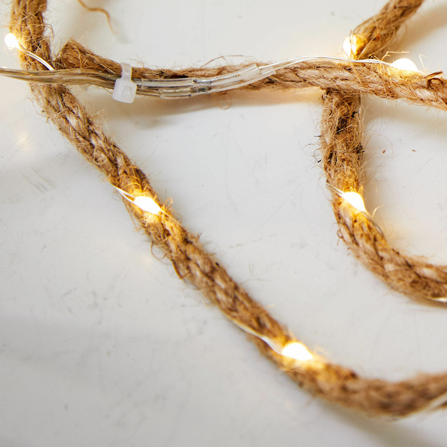 Dekorative Lichterkette aus Juteseil mit warmweißem Licht für Innen- und Außenbereich