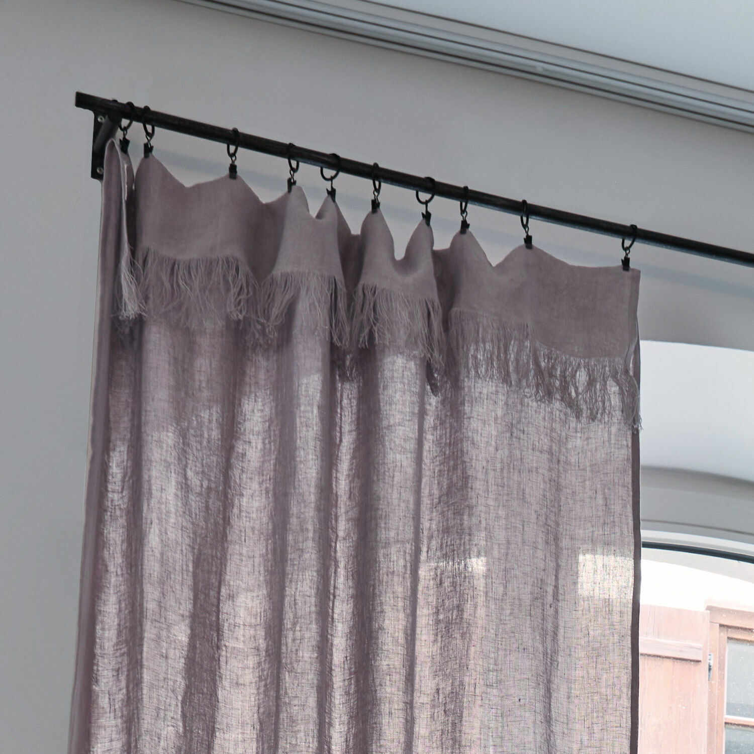 Violetter Leinenvorhang mit Fransen an Metallstange, stilvolle Fensterdekoration