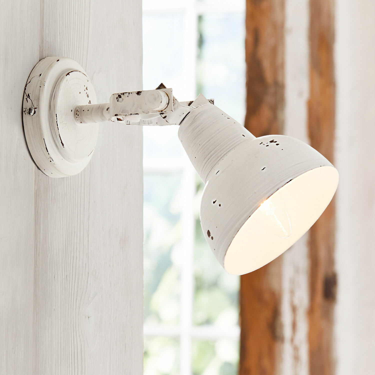 Wandlampe Rieke Weiße Metall-Wandleuchte im Vintage-Stil mit verstellbarem Schirm, rustikale Innenbeleuchtung