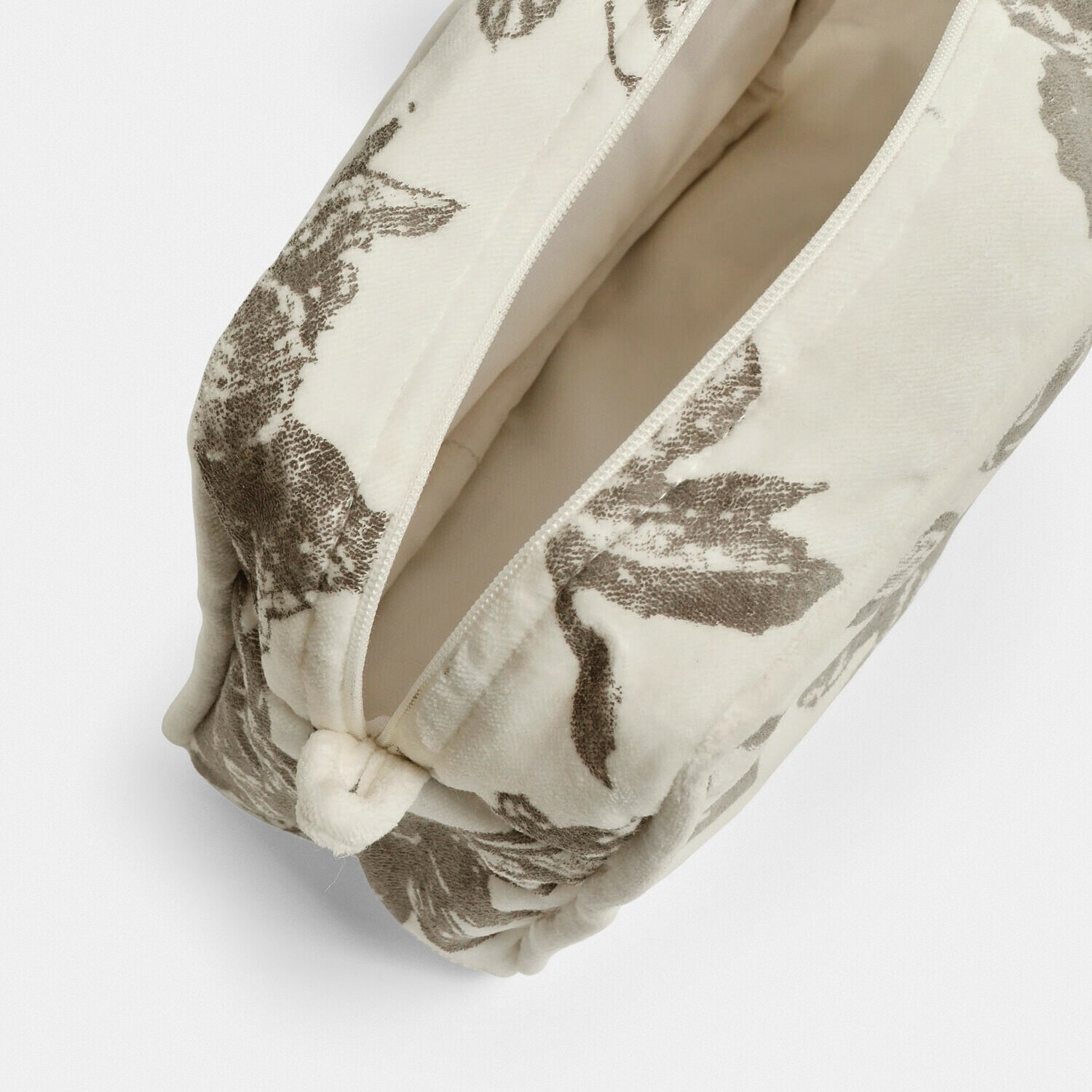 Beige weiche Kissenhülle mit braunem Blattmuster und Reißverschluss, dekoratives Wohnaccessoire