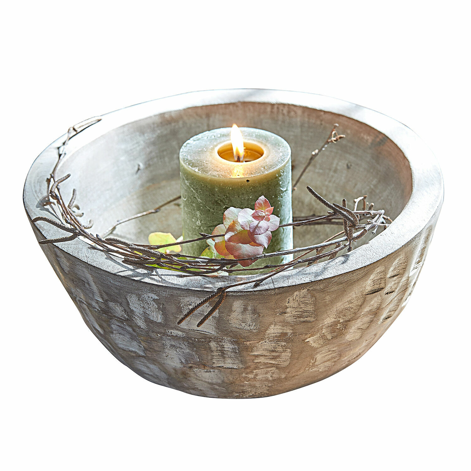Dekorative Holzschale mit grüner Kerze und Zweigen mit Blüte für Wohnraum
