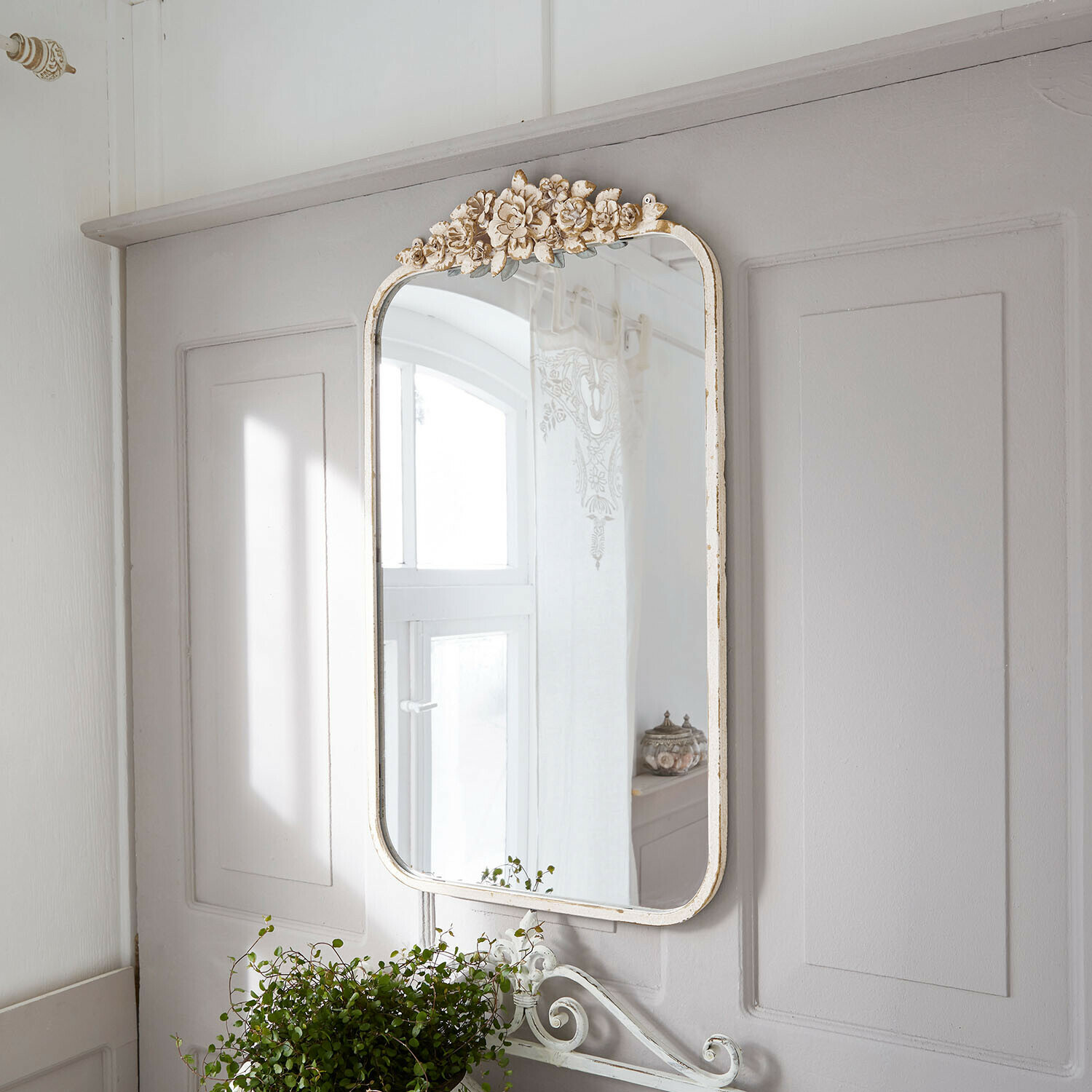 Wandspiegel mit weißem Shabby-Rahmen und Blumenverzierung im Vintage-Stil