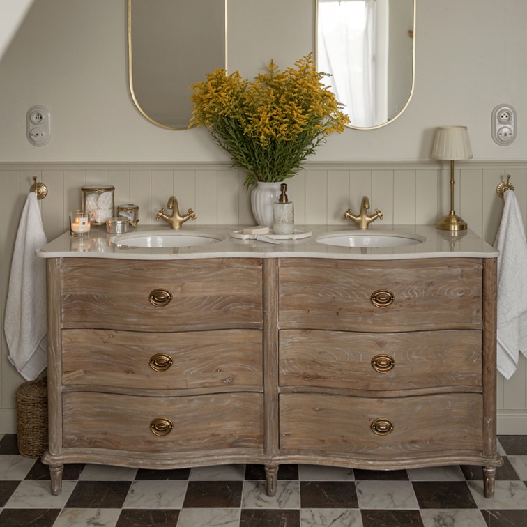 Holz-Badezimmerschrank mit Marmorplatte, Doppelwaschbecken, goldenen Armaturen und ovalen Spiegeln