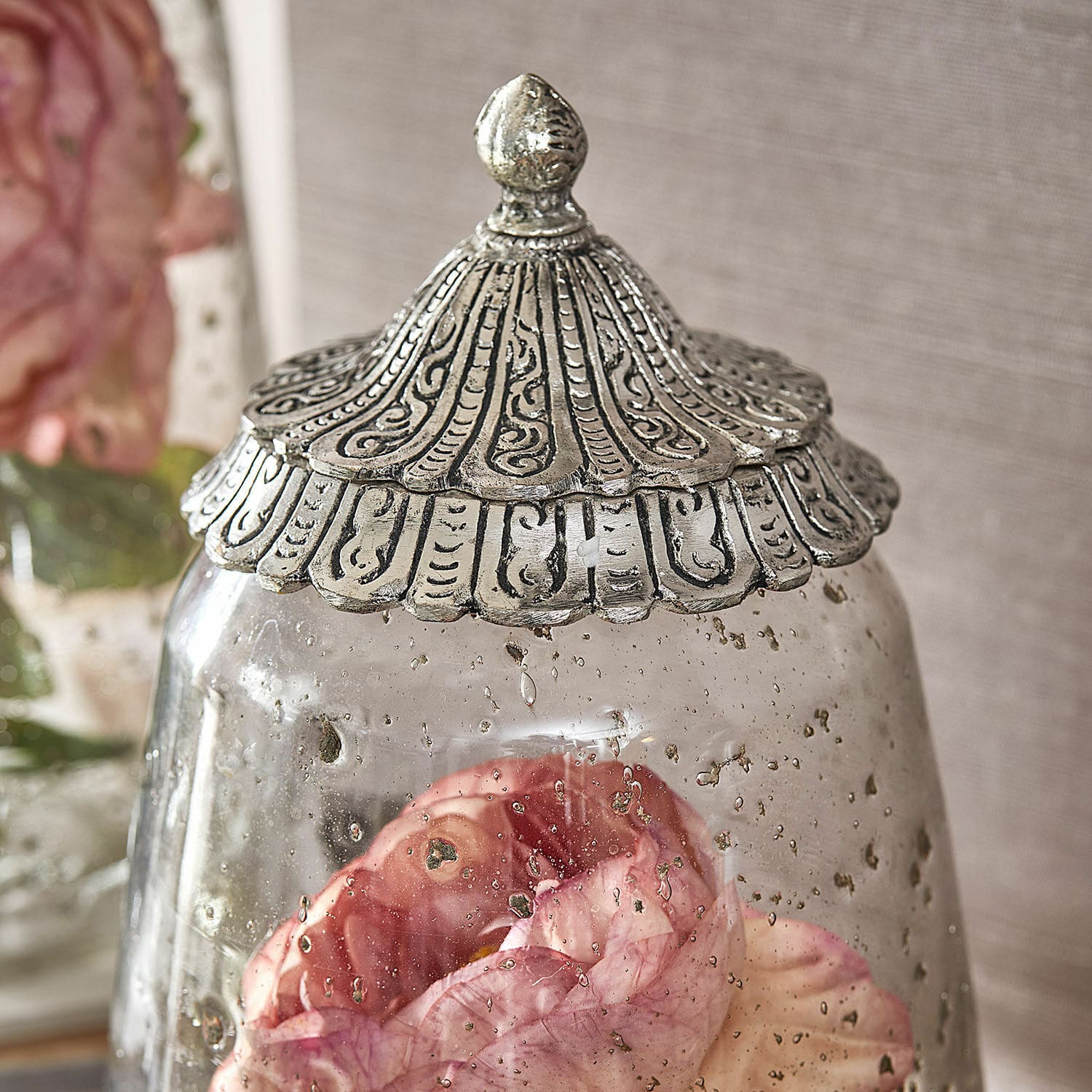 Glasdekoration mit rosa Blume und verzierter Metallkappe im Vintage-Stil für Wohnraum