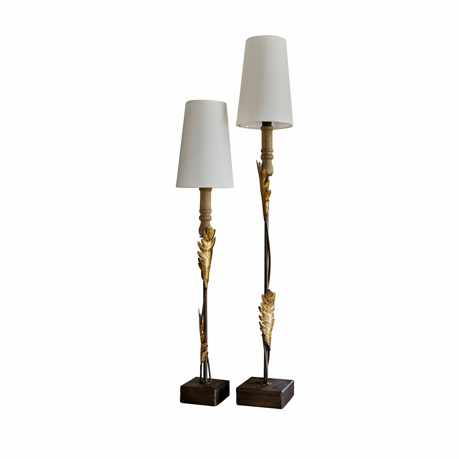 Paar Tischlampen mit goldenen Metallblättern und weißen Lampenschirmen, elegante Wohnraumdeko