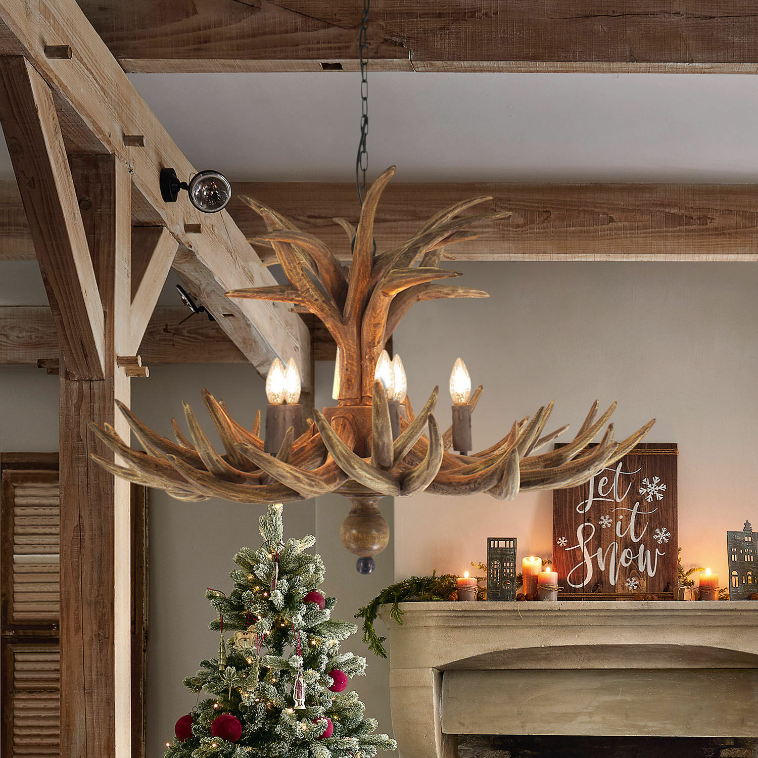Rustikaler Holz-Kronleuchter in Geweihform in warmem Braun, festliche Wohnzimmerbeleuchtung