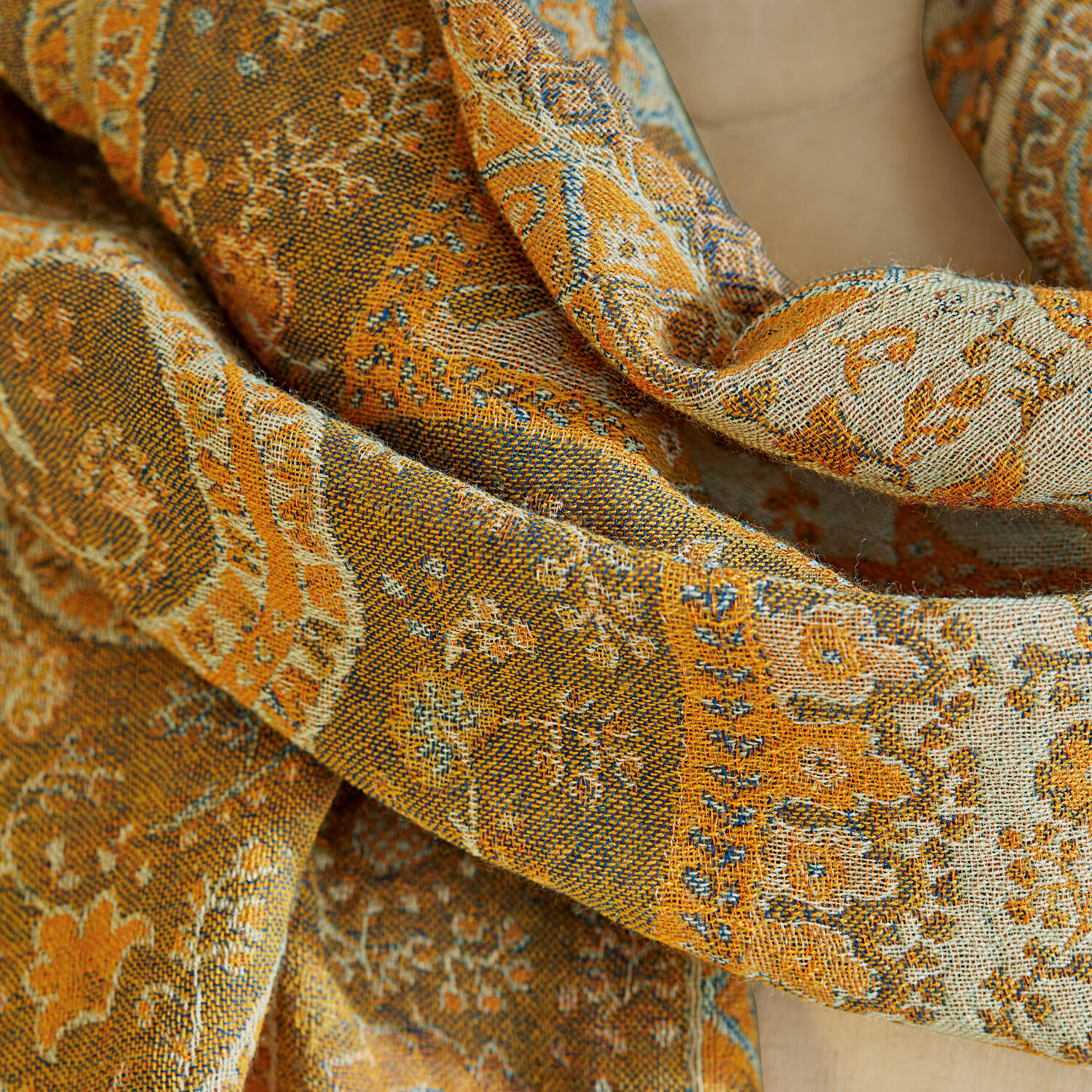 Weicher Schal mit Paisley-Muster in Orange und Beige, leichter Stoff für kühle Tage