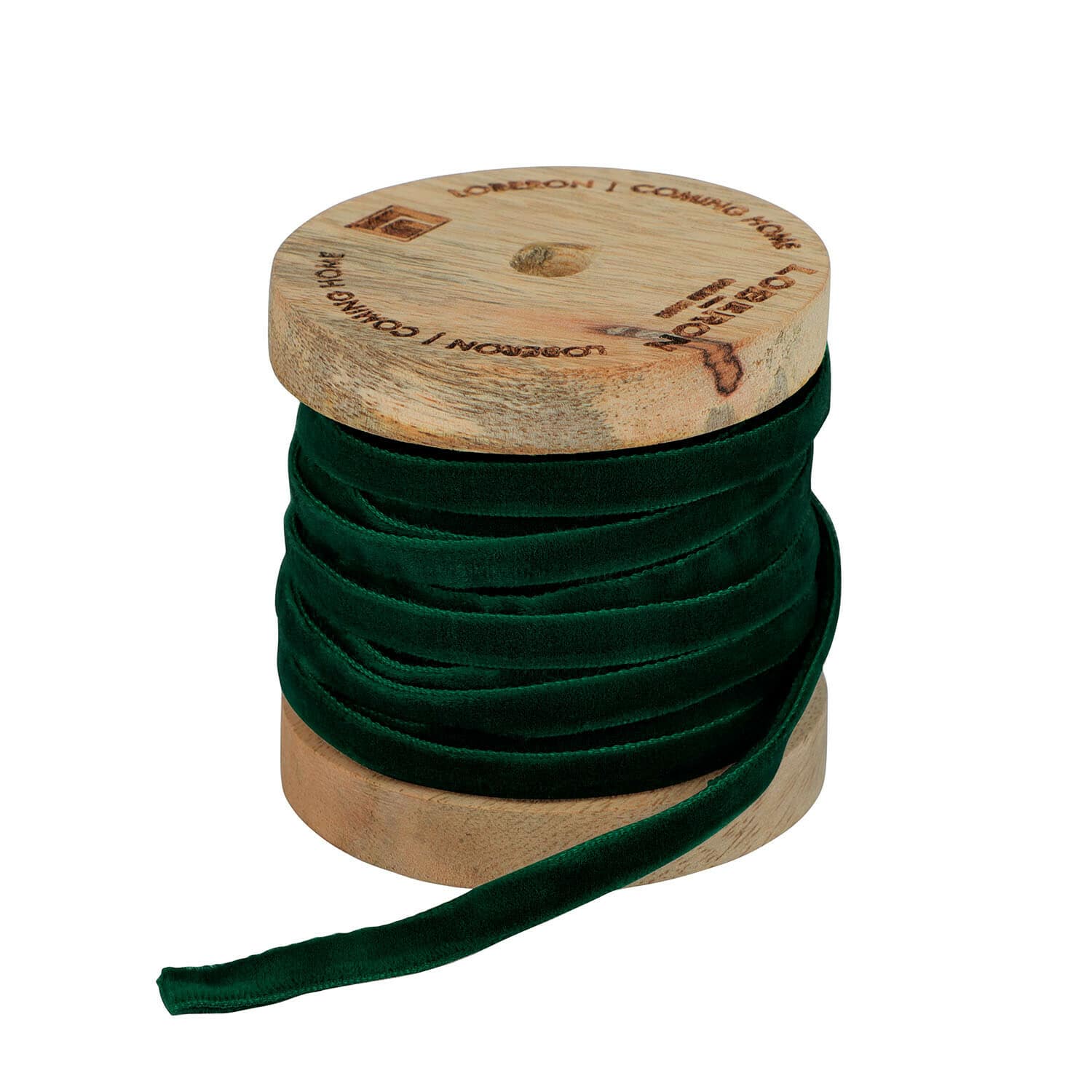 Grünes Samtband auf Holzspule für Dekoration und Bastelarbeiten