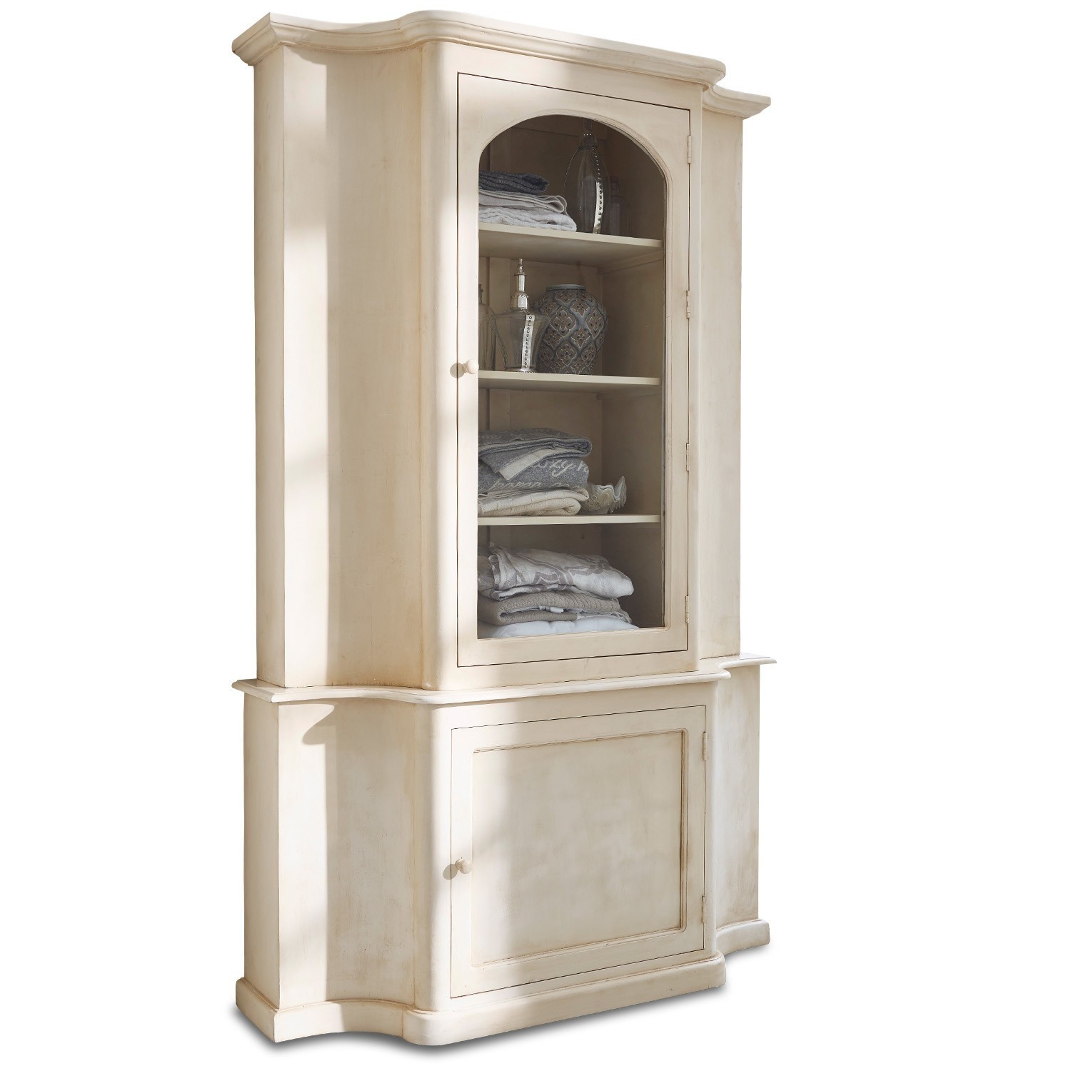 Cremefarbene Holzvitrine mit Glastür und Regalen für Textilien und Dekorationen