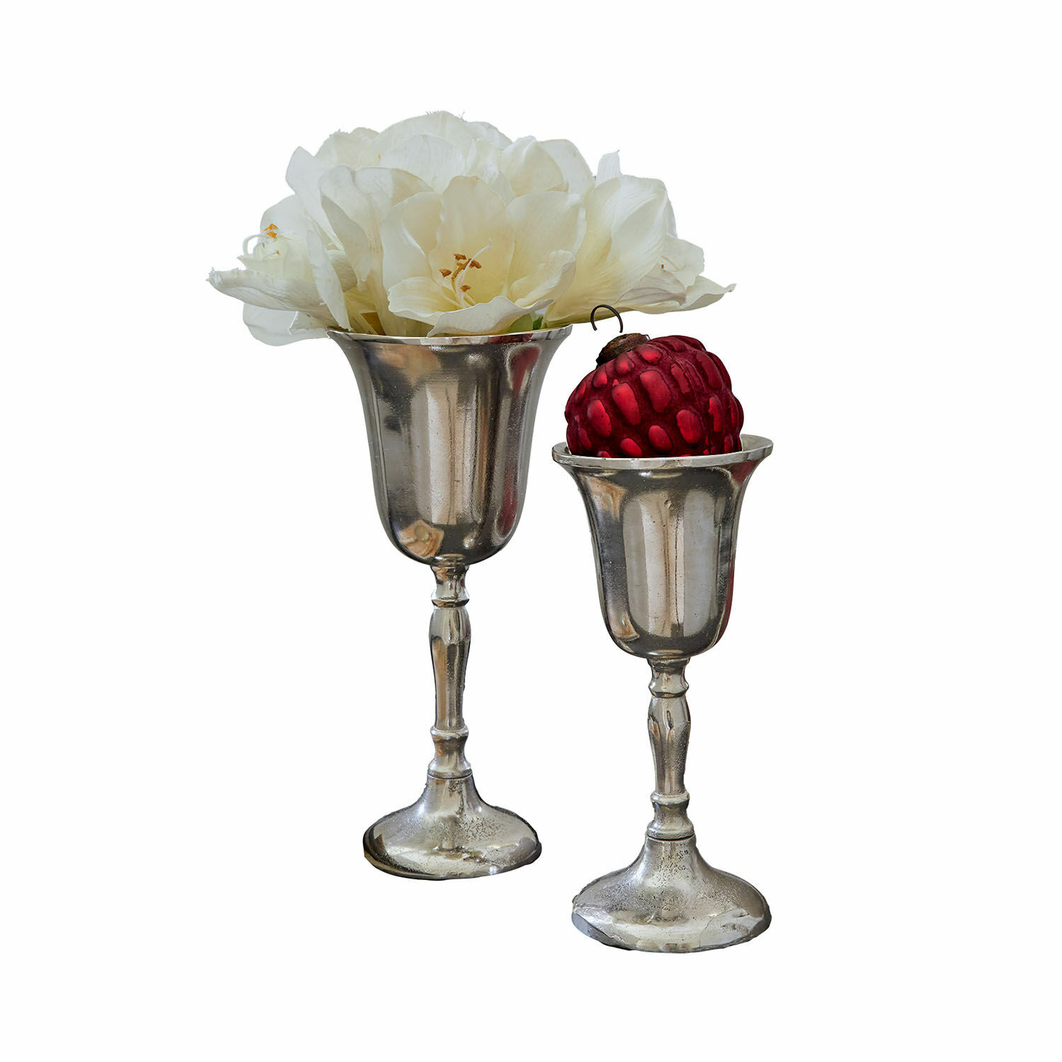 Vase 2er Set Solérie Zwei silberne Metallkelche mit weißen Blumen und rotem Dekorapfel als Wohnaccessoire