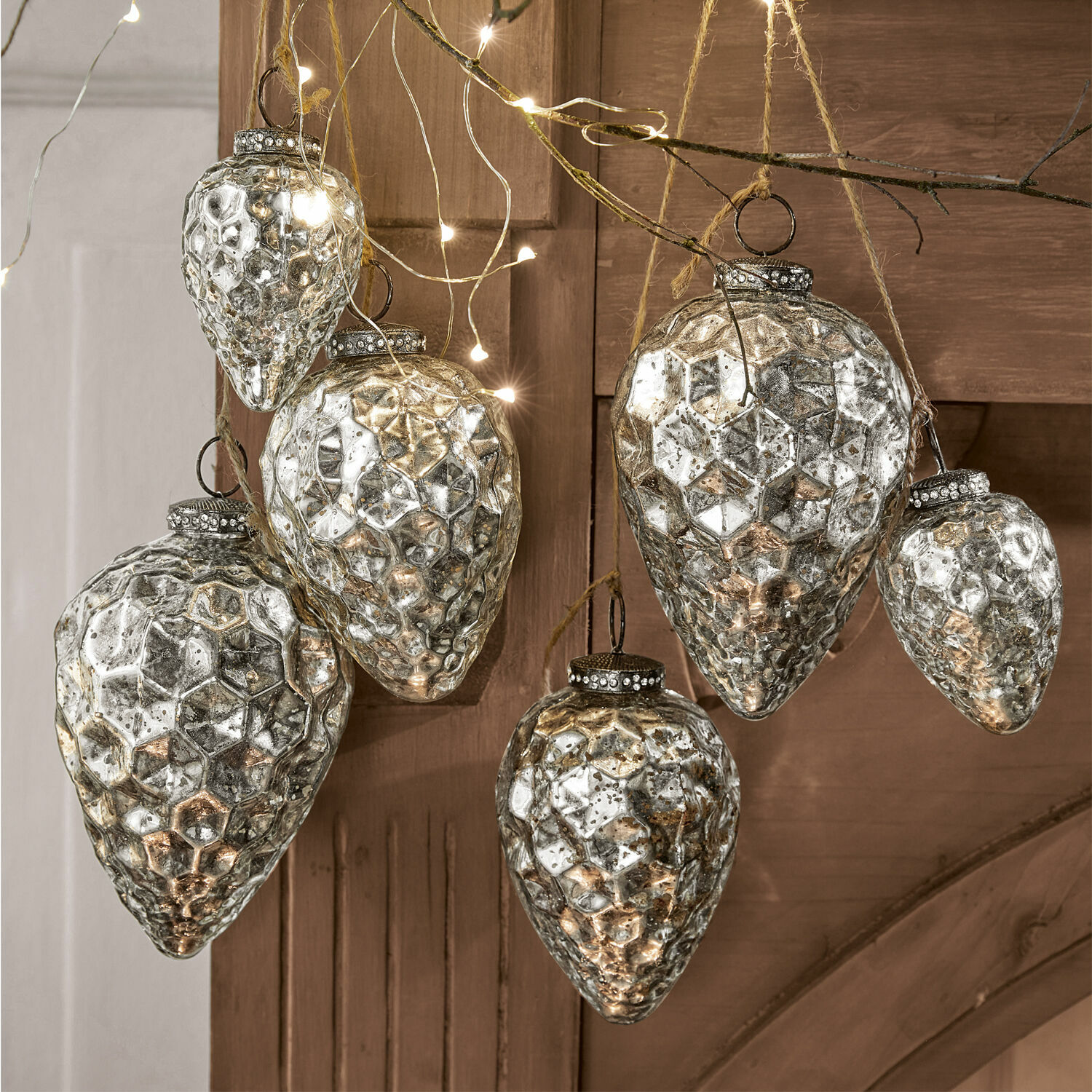 Weihnachtsschmuck 6er Set Colin Sechsteiliges Set silberner Glas-Weihnachtsanhänger mit Wabenstruktur, festliche Dekoration