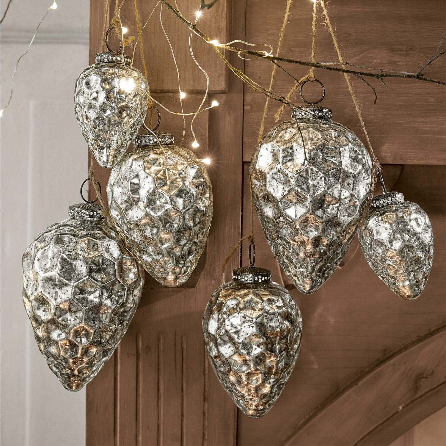 Weihnachtsschmuck 6er Set Colin Sechsteiliges Set silberner Glas-Weihnachtsanhänger mit Wabenstruktur, festliche Dekoration