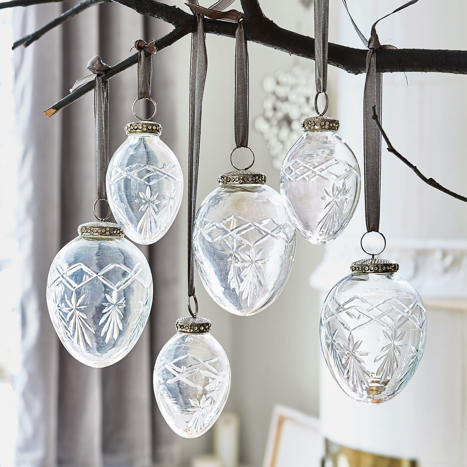 Weihnachtsschmuck 6er Set Roncey Transparente Glasanhänger mit graviertem Muster an braunen Bändern als Weihnachtsdeko