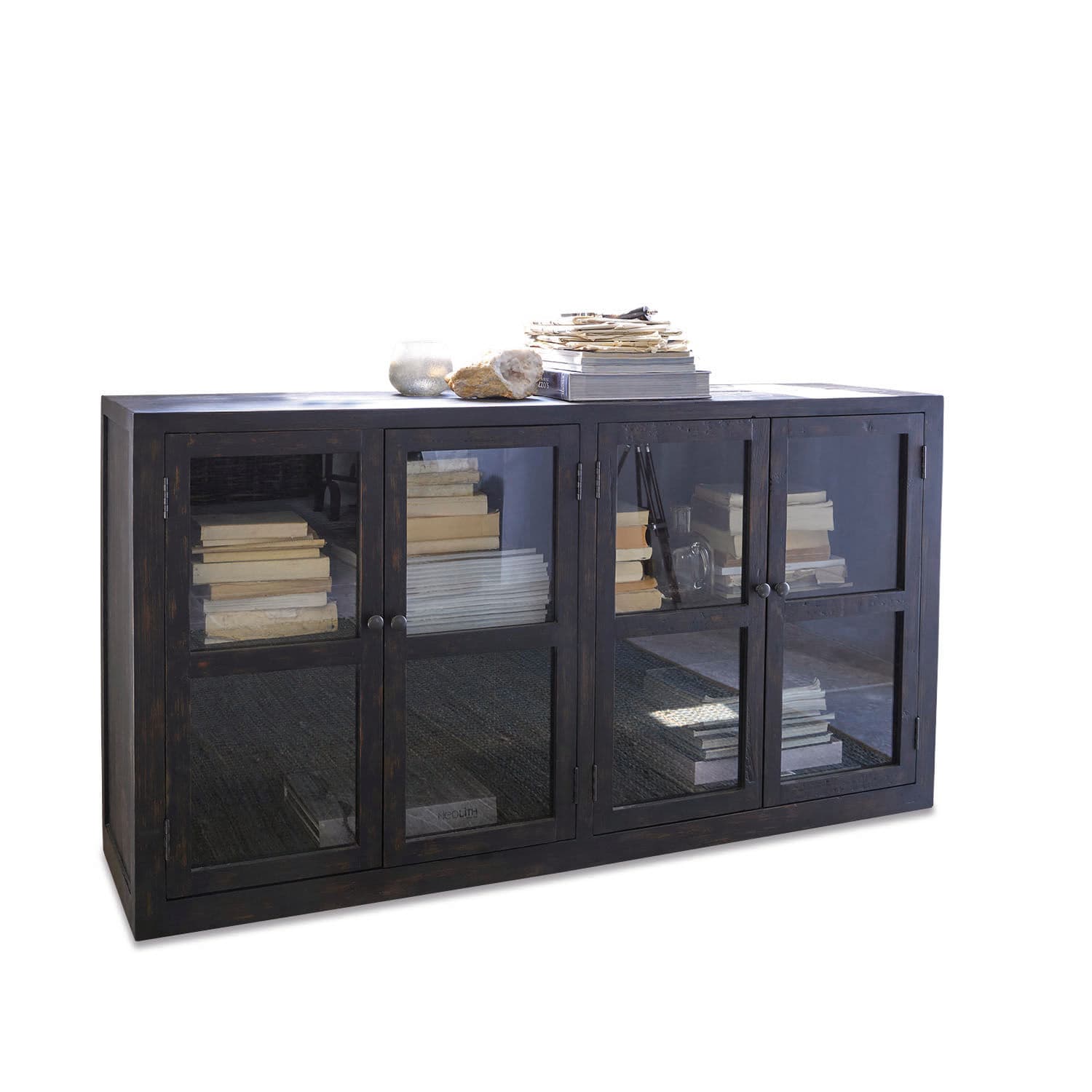 Schwarzes Lowboard Lumberton aus Holz mit Glastüren und dekorativen Büchern darauf