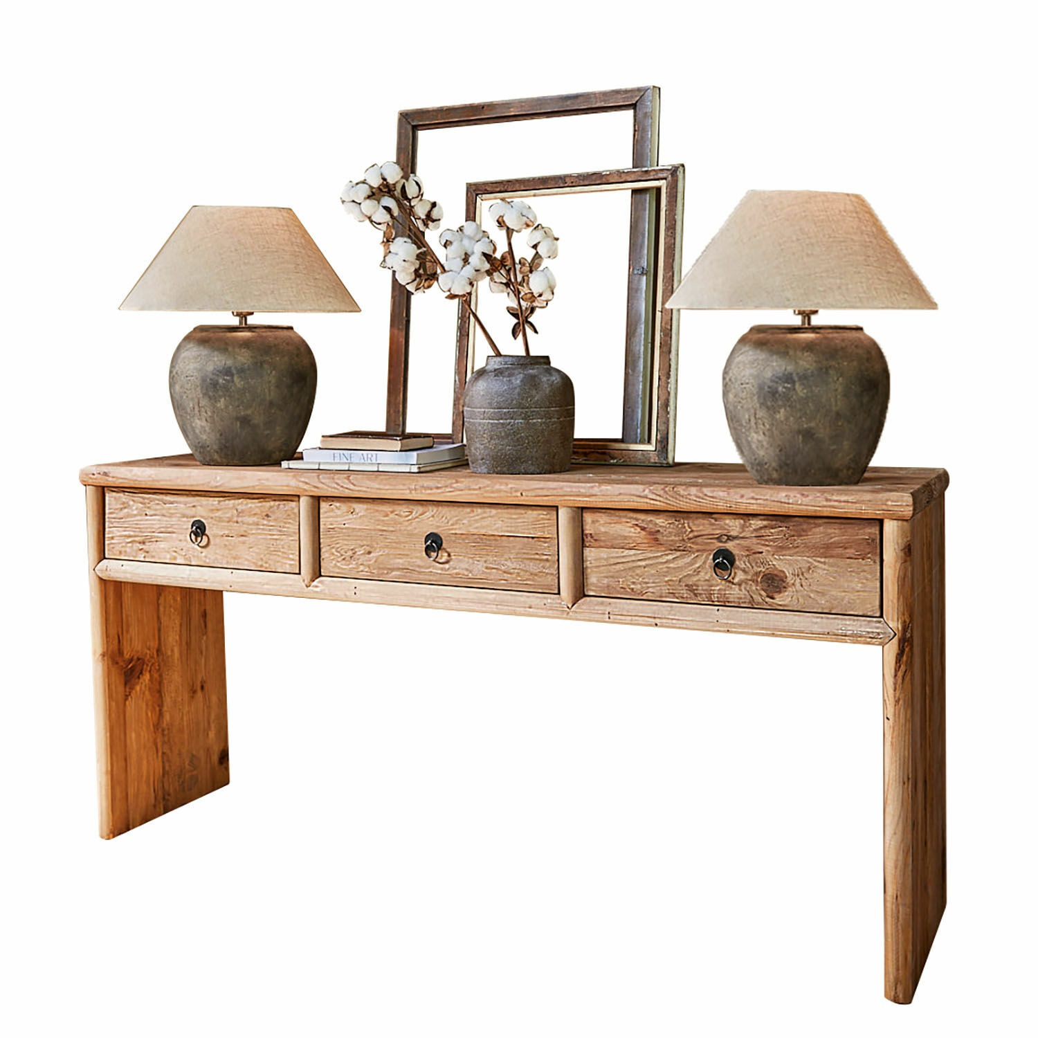 Holzkonsole mit drei Schubladen, dekoriert mit Lampen und Baumwollvase, natürlicher Landhausstil