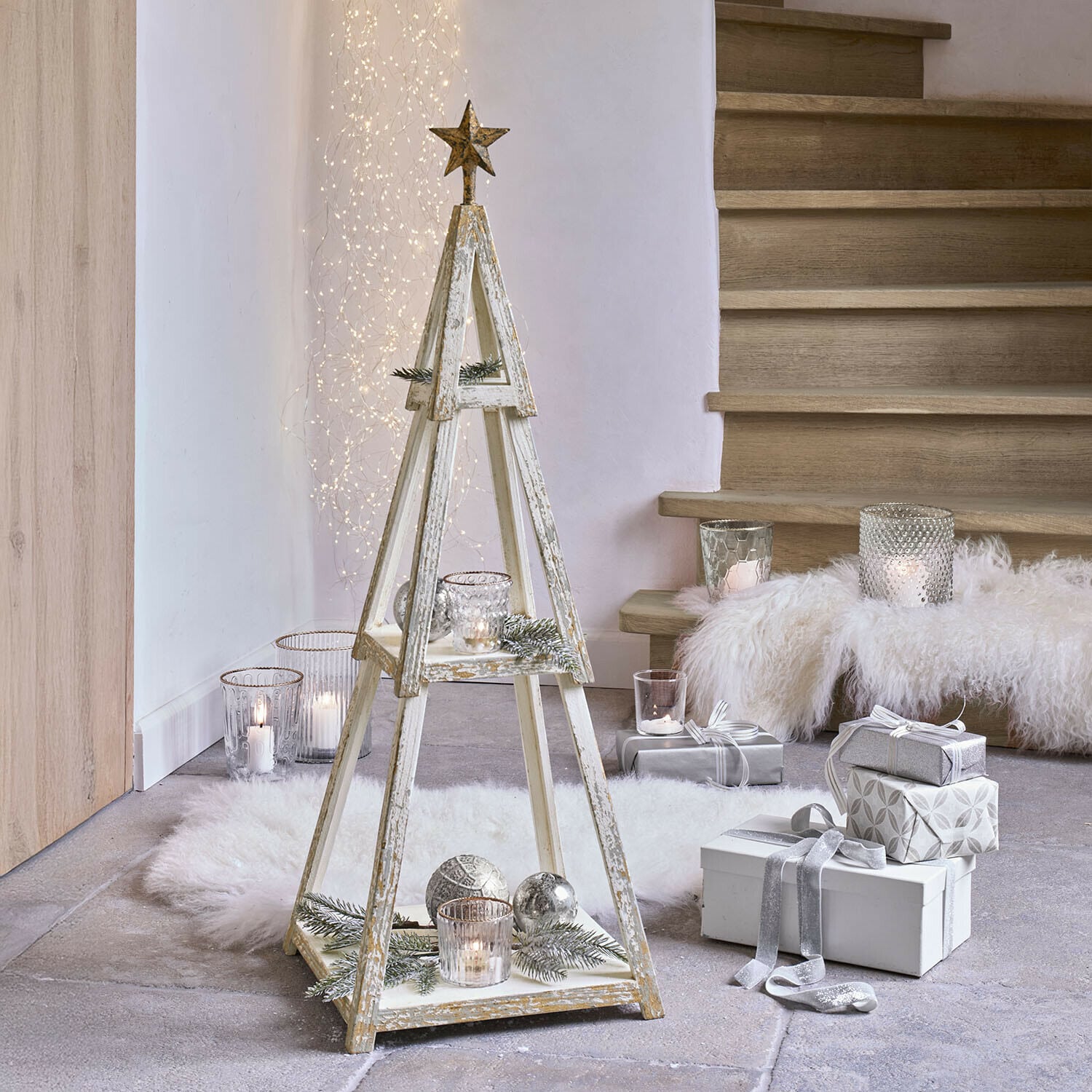 Dekobaum Myrnara Dekorativer Holz-Weihnachtsbaum im Vintage-Stil mit weißem Shabby-Finish und festlichen Accessoires
