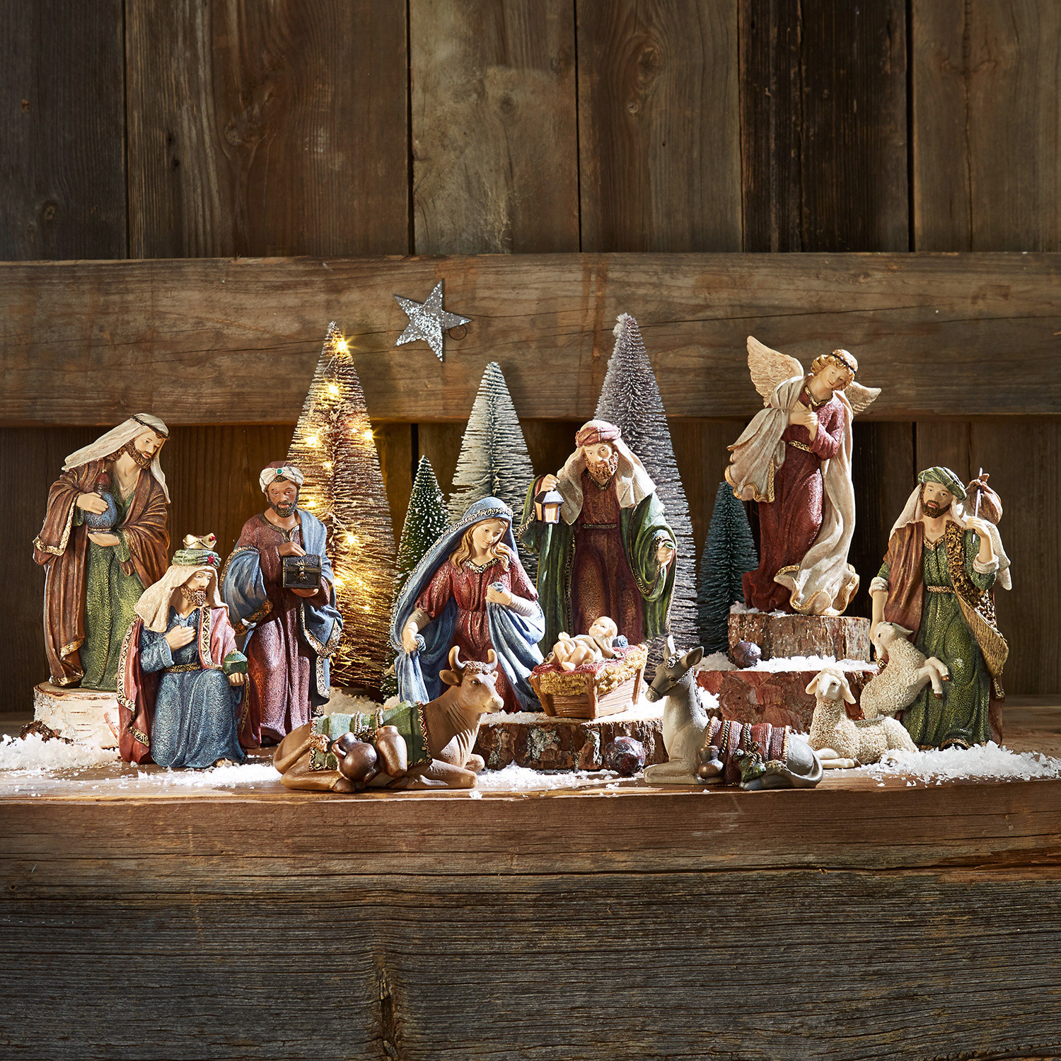 Krippenfiguren 11er Set Christi Krippenfiguren-Set aus Holz und Harz in natürlichen Farben auf rustikalem Holzhintergrund