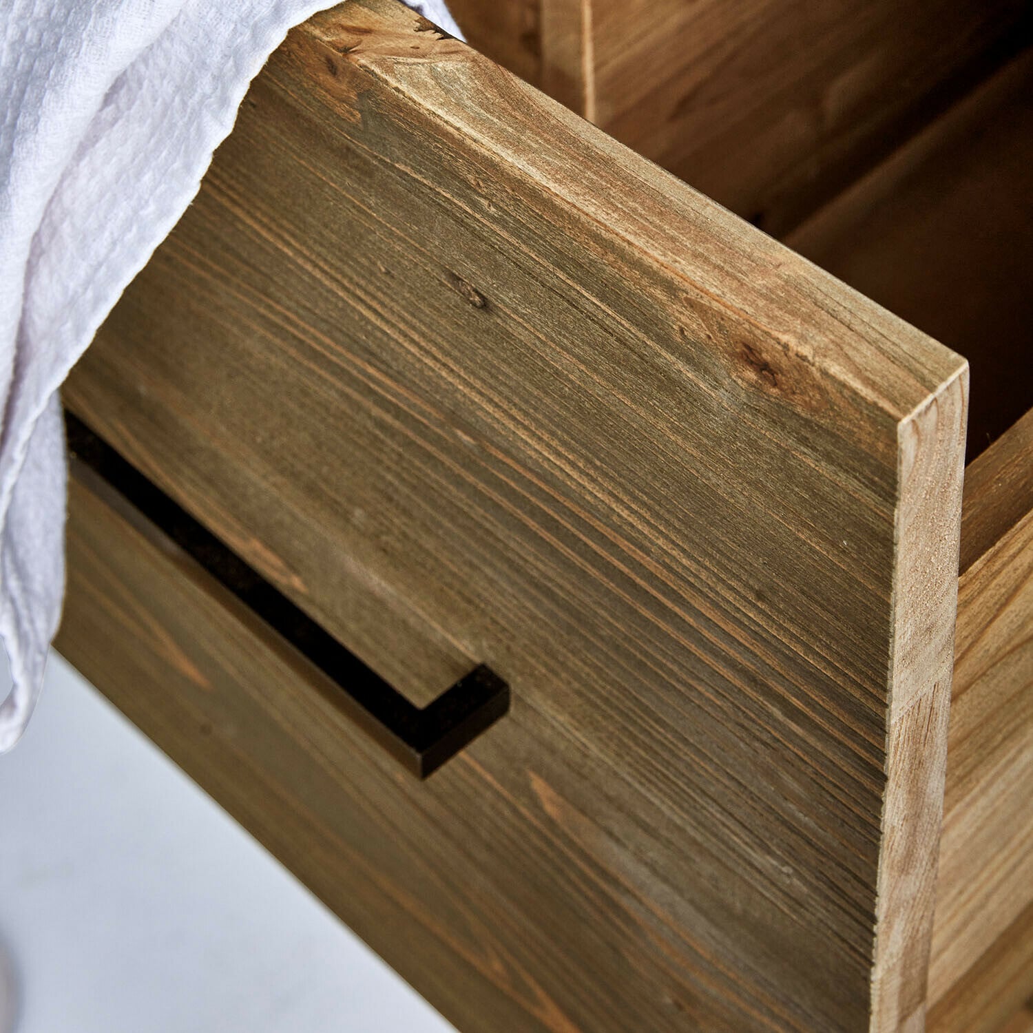 Holzschublade in natürlicher Farbe mit schwarzem Griff, praktischer Stauraum im Möbel