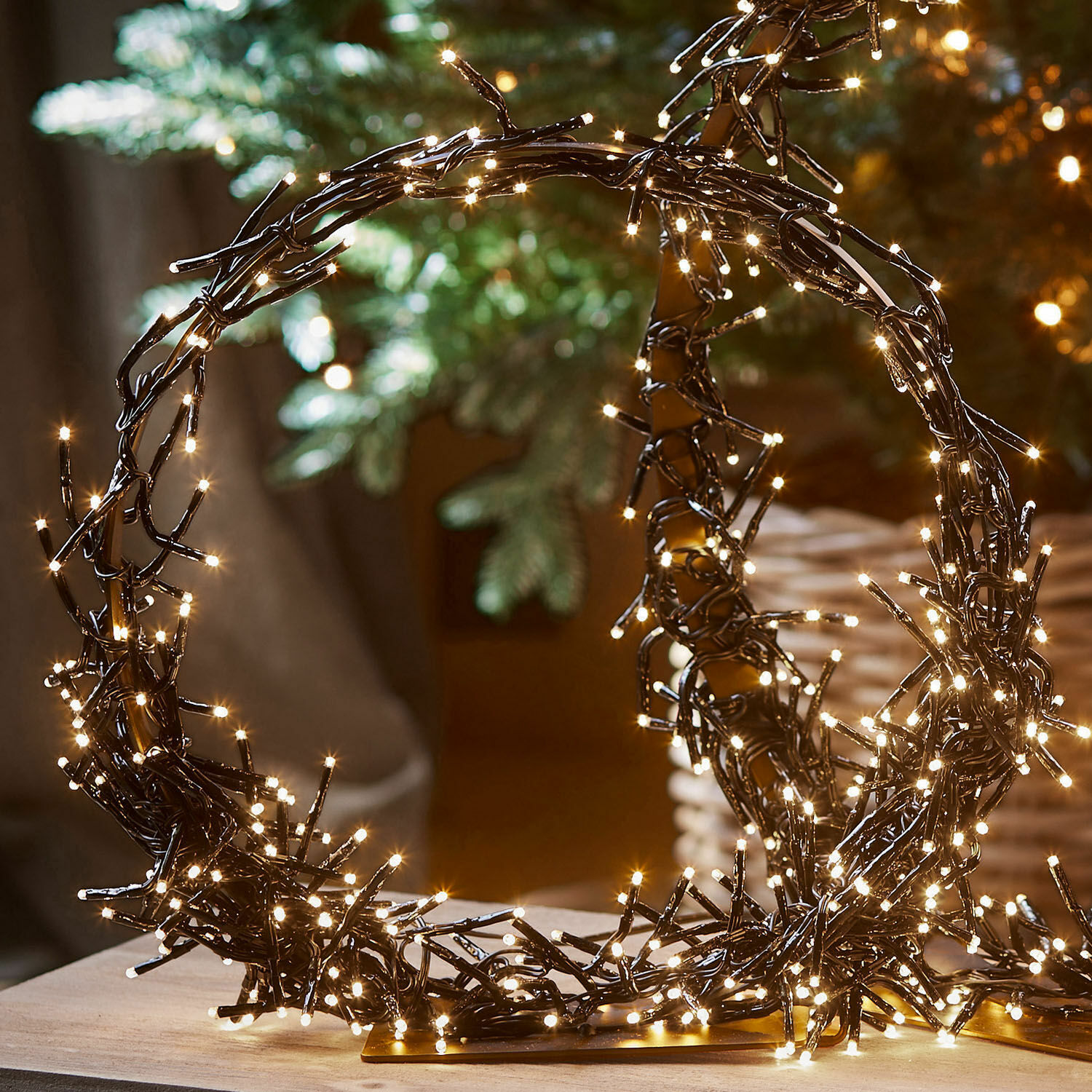 Runde Deko-Lichterkette aus schwarzem Metall mit warmweißen LEDs für festliche Stimmung