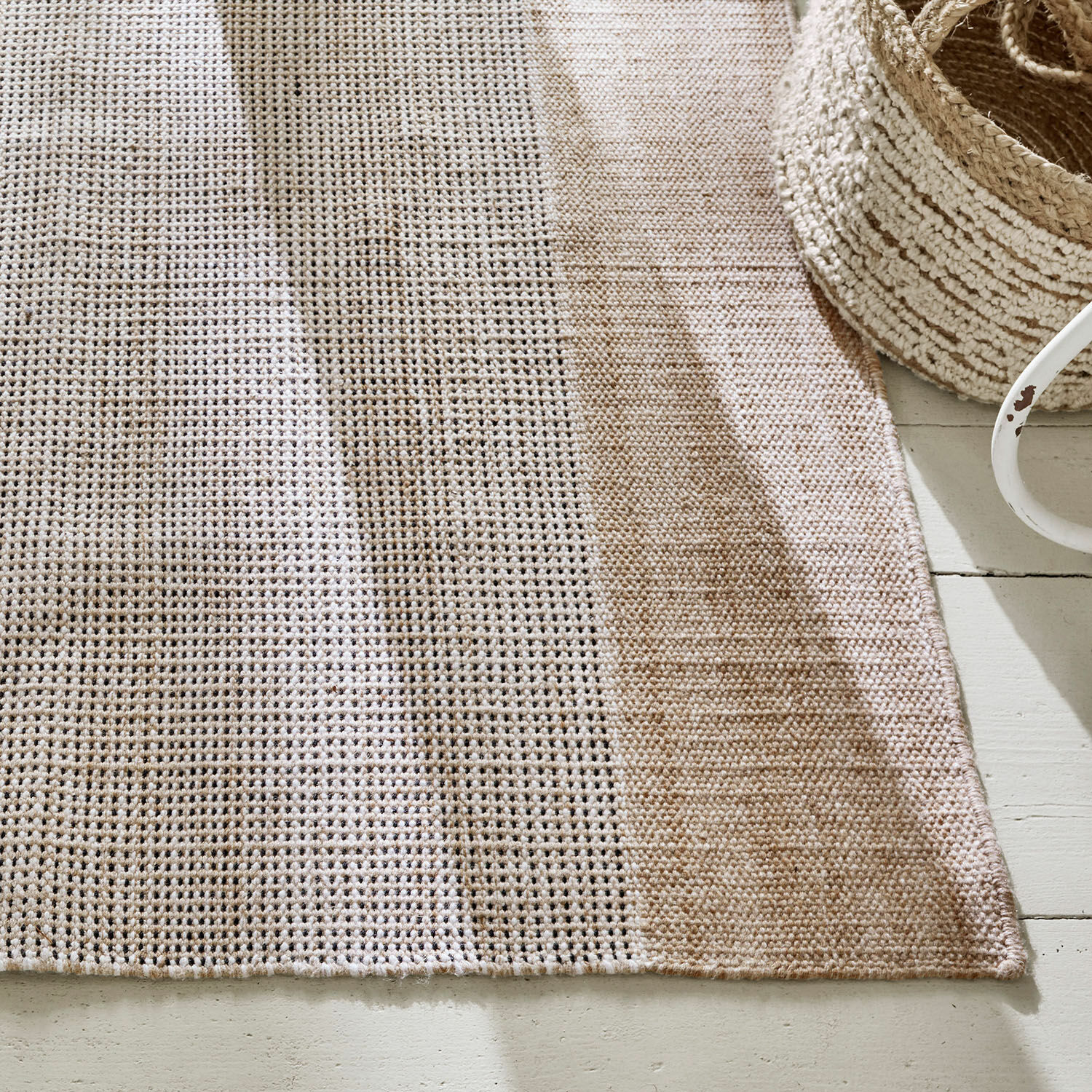 Teppich aus Naturmaterial mit beige-braunen Streifen, skandinavische Bodendekoration