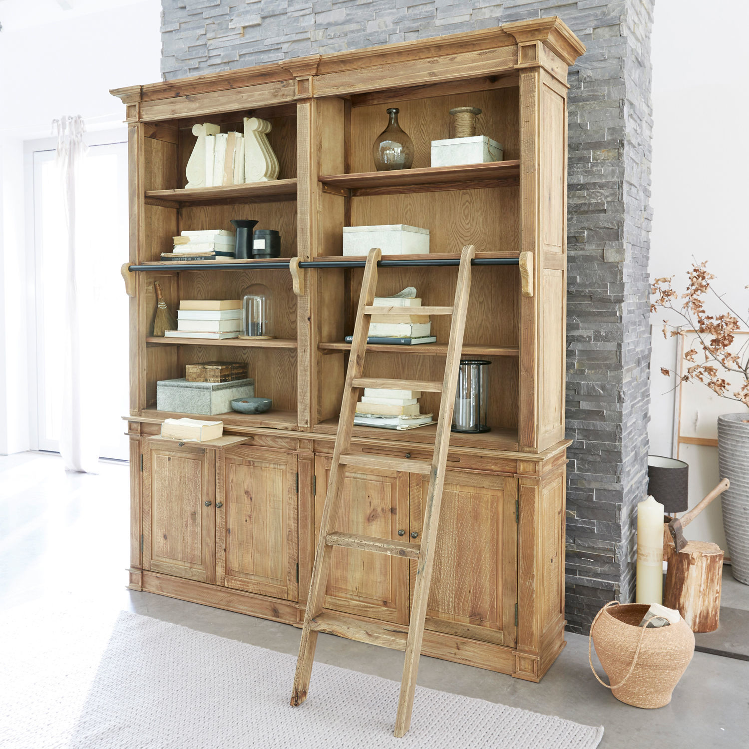 Großes Bücherregal aus Holz mit Leiter und gefüllten Regalen in hellem Raum