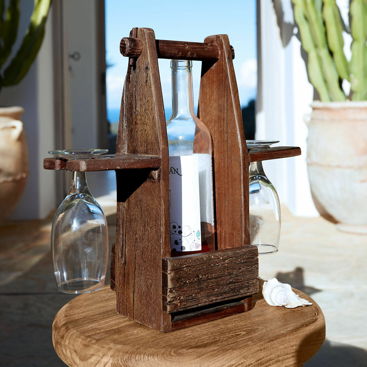 Rustikaler Weinhalter aus braunem Holz mit Platz für eine Flasche und zwei Weingläser