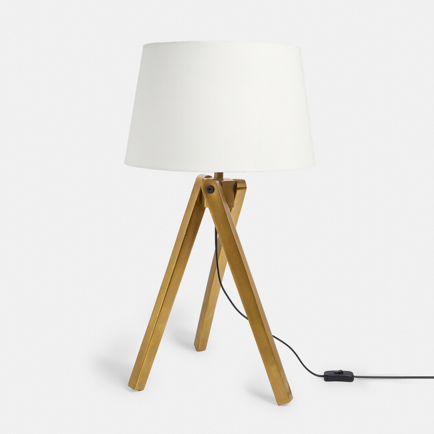 Tischlampe mit weißem Lampenschirm und goldfarbenem Holz-Dreibeinfuß für Wohnzimmer
