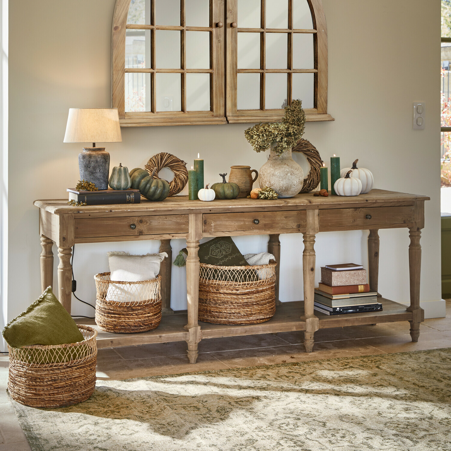 Konsole Misérieux Holzkonsole mit herbstlicher Dekoration, Lampe und Korb aus Weide in gemütlichem Raum