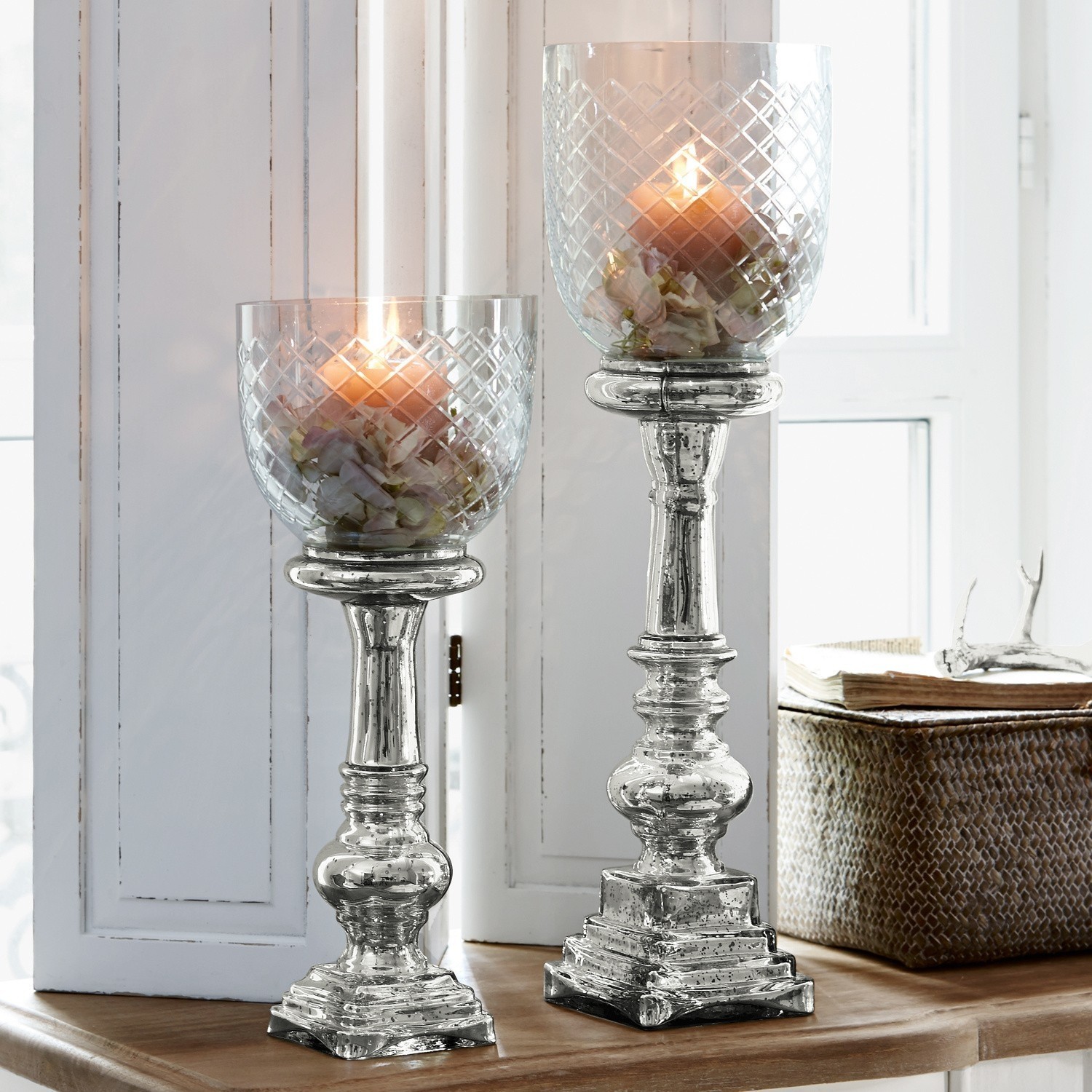 Kerzenständer 2er Set Layci Zwei silberne Kerzenhalter mit Glasaufsatz und Blumen, elegante Wohnraumdekoration auf Holztisch