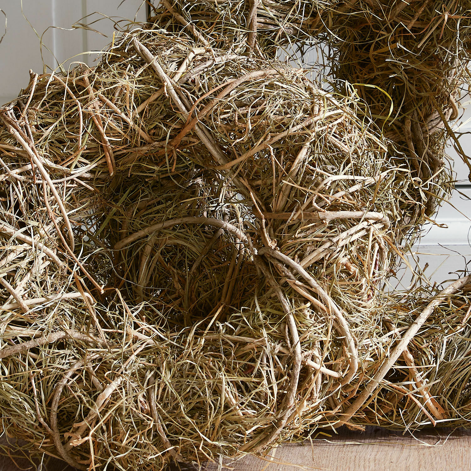 Dekorativer Kranz aus natürlichen Zweigen und Gras in Beige für Innen- und Außendekor