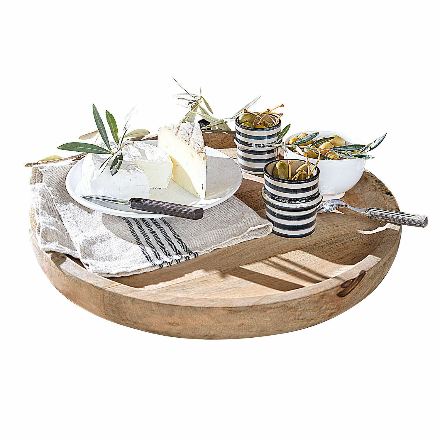 Tablett Helier Rundes Tablett aus Mangoholz mit Käse und Oliven auf weißem Teller, Olivenzweige als Dekor