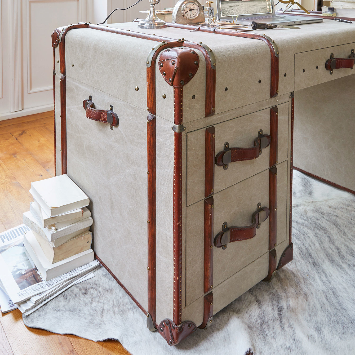 Vintage Schreibtisch aus beigem Stoff mit braunen Lederdetails, ideal für ein elegantes Büro