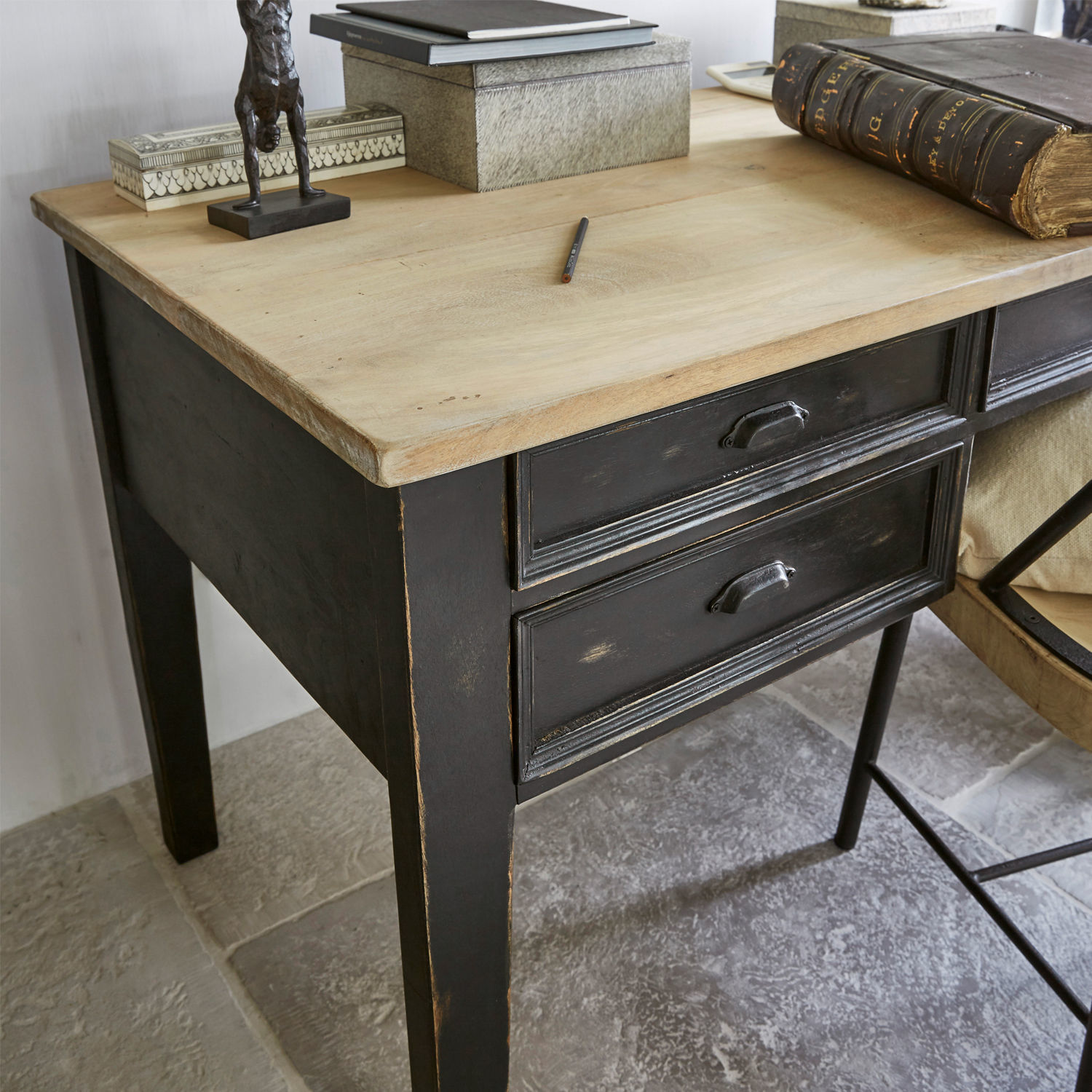 Schreibtisch mit hellem Holzplatte und schwarzem Gestell mit Schubladen, Vintage-Stil Möbel