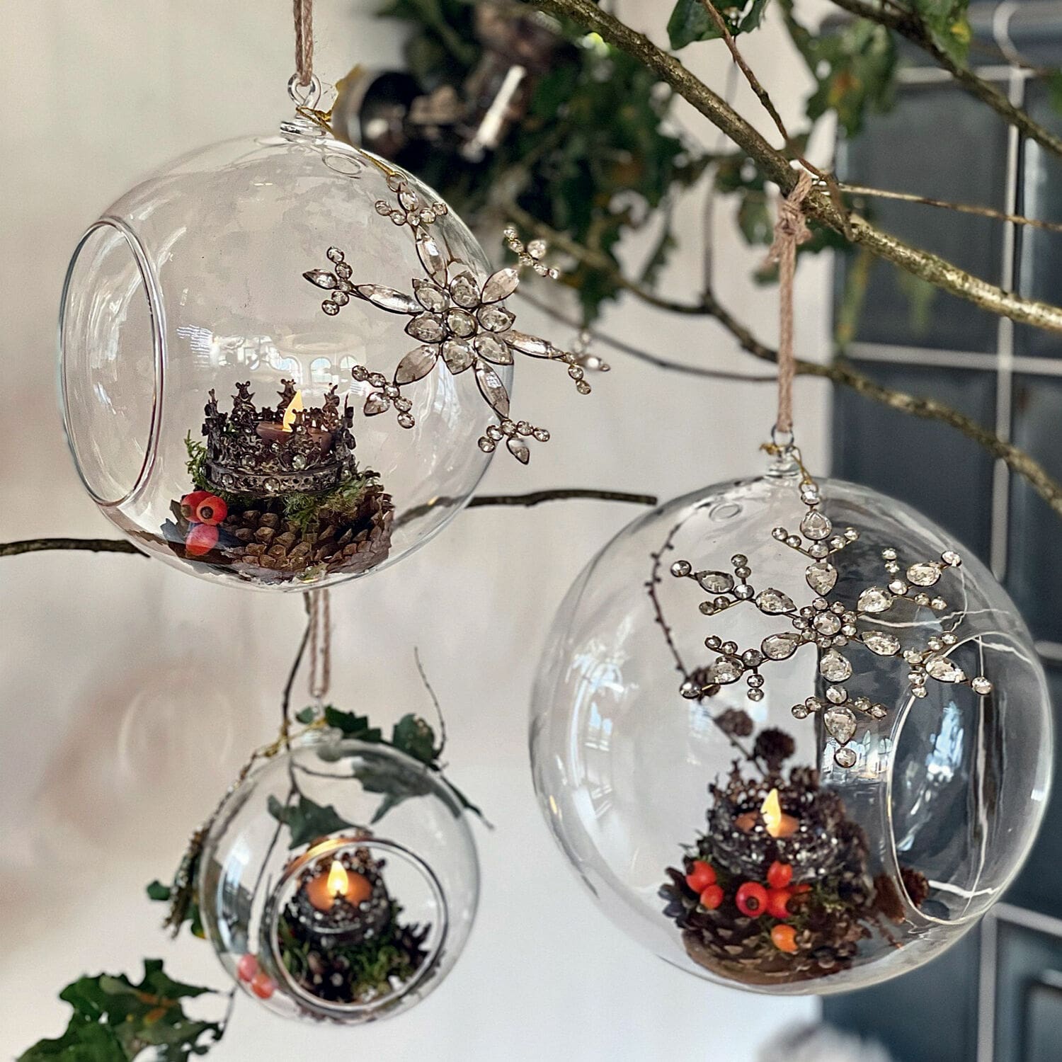 Stylebox Glaszauber Glaskugeln mit Schneeflockenanhängern und Kerzen im Inneren an Zweigen hängend, Weihnachtsdeko