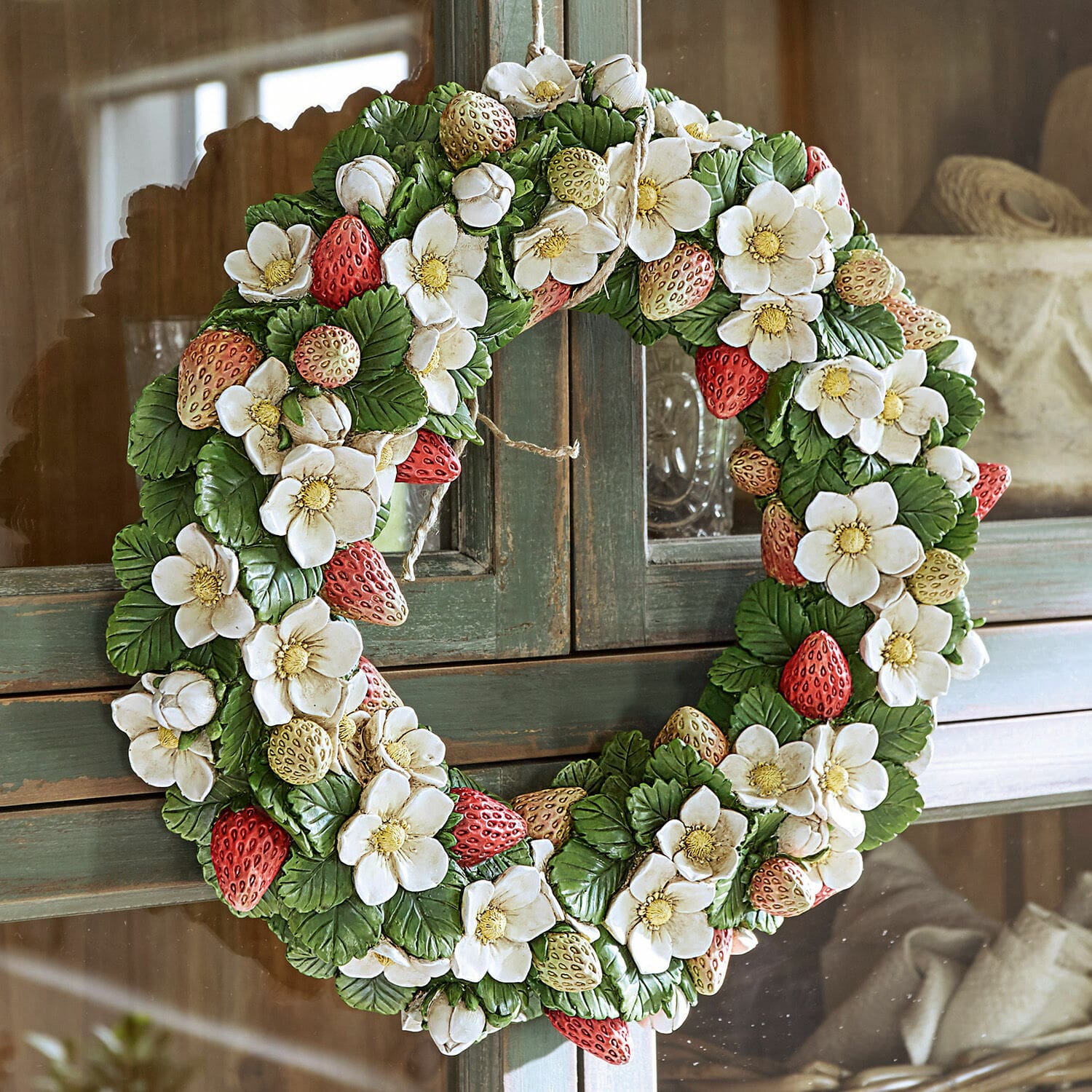 Kranz Strawberry Dekorativer Kranz mit weißen Blüten und roten sowie gelben Erdbeeren auf grünen Blättern, Wanddeko