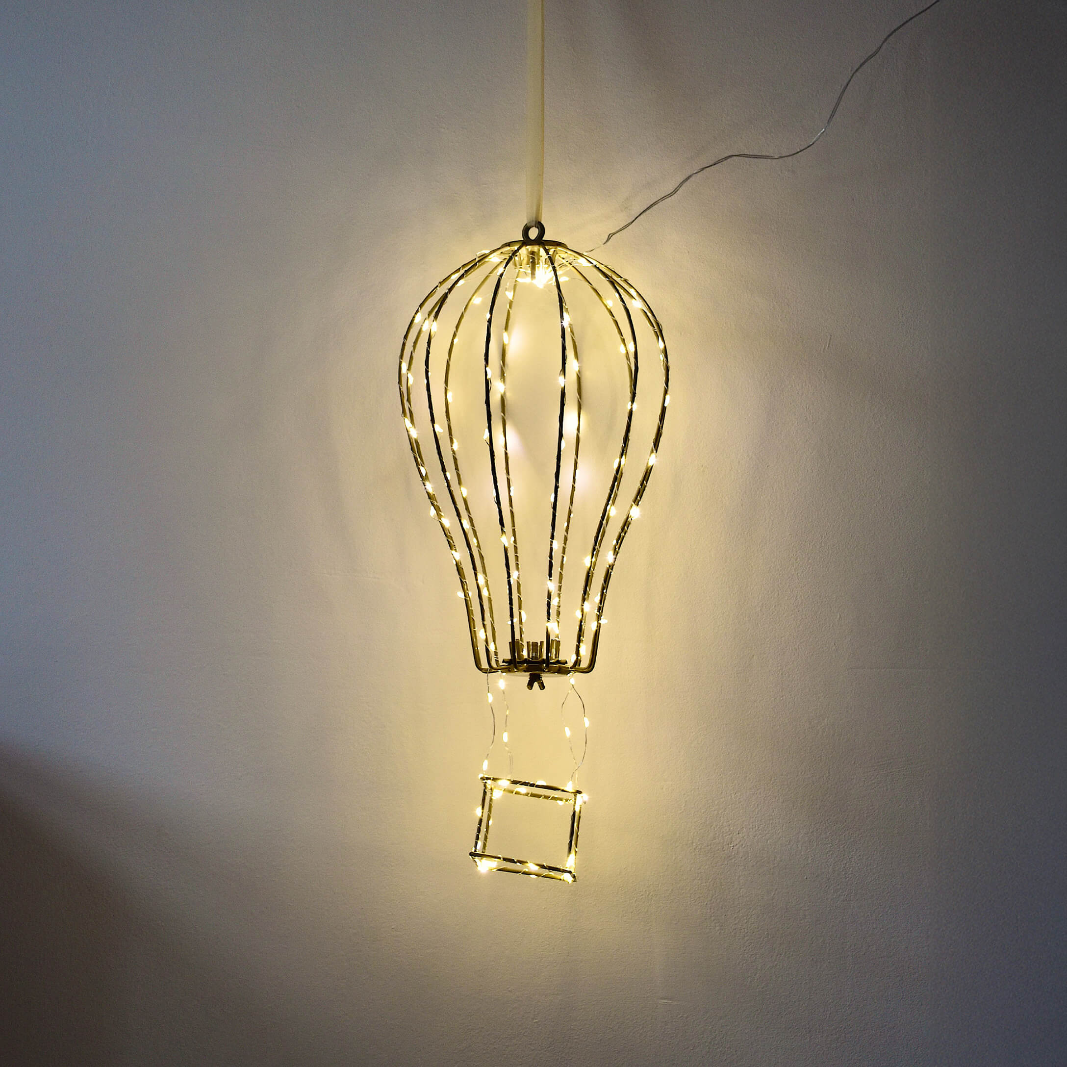 Dekorative Heißluftballon-Lampe aus Metallrahmen mit warmweißen LED-Lichtern an der Wand