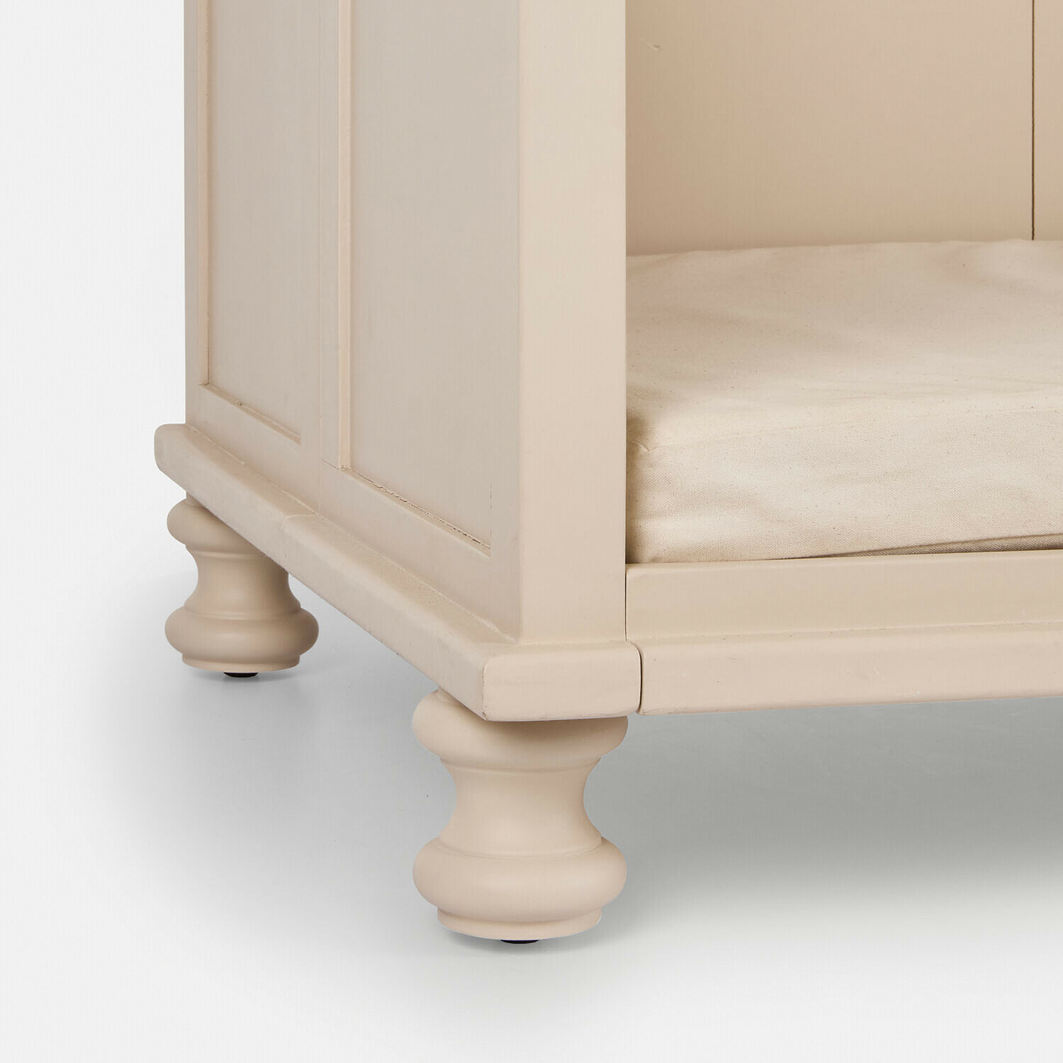Vintage Möbelbeine in Creme mit weichem Baumwollstoffkissen für Komfort und Stil