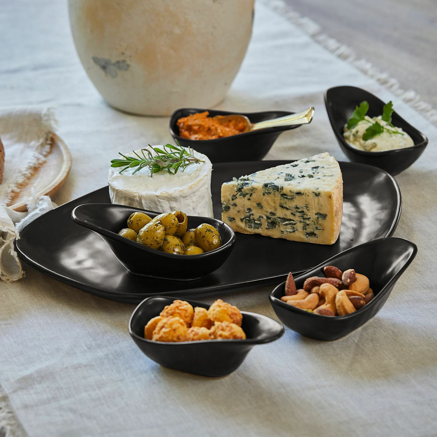 Servierschälchen 6er Set Biarré Schwarzes Keramik-Servierset mit Käse, Oliven und Nüssen auf Leinentischdecke