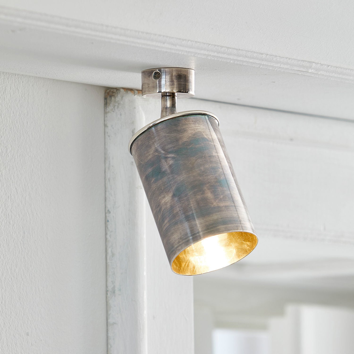 Decke Spotlampe aus Metall in patiniertem Silber für modernes, gerichtetes Licht