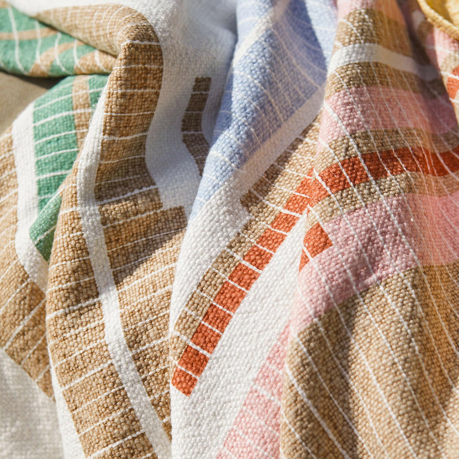 Bunt gewebter Dekostoff mit geometrischem Muster in Pastellfarben Beige, Grün und Blau