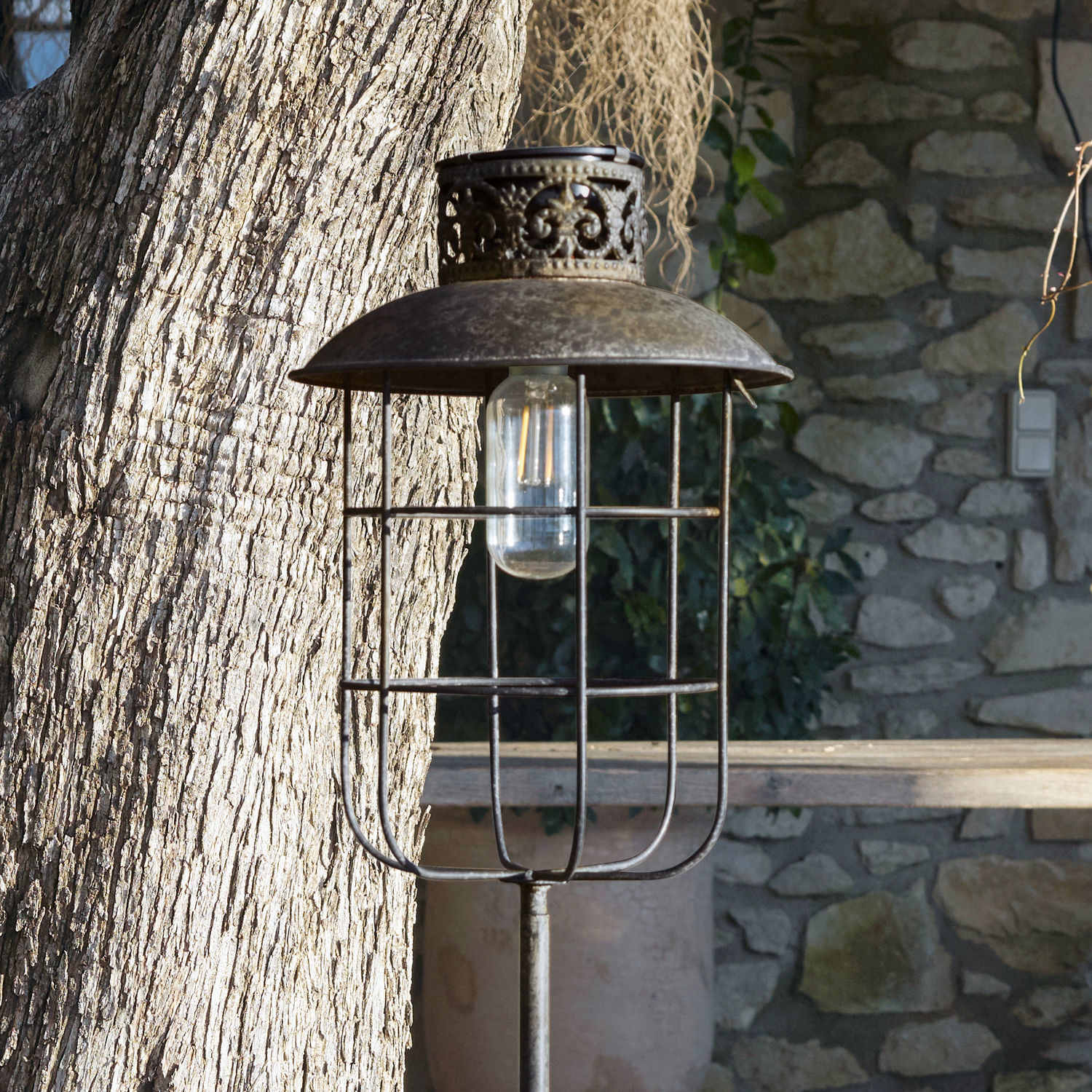 Vintage Gartenlampe aus Metall mit LED-Glühbirne und dekorativem rostfarbenem Schirm