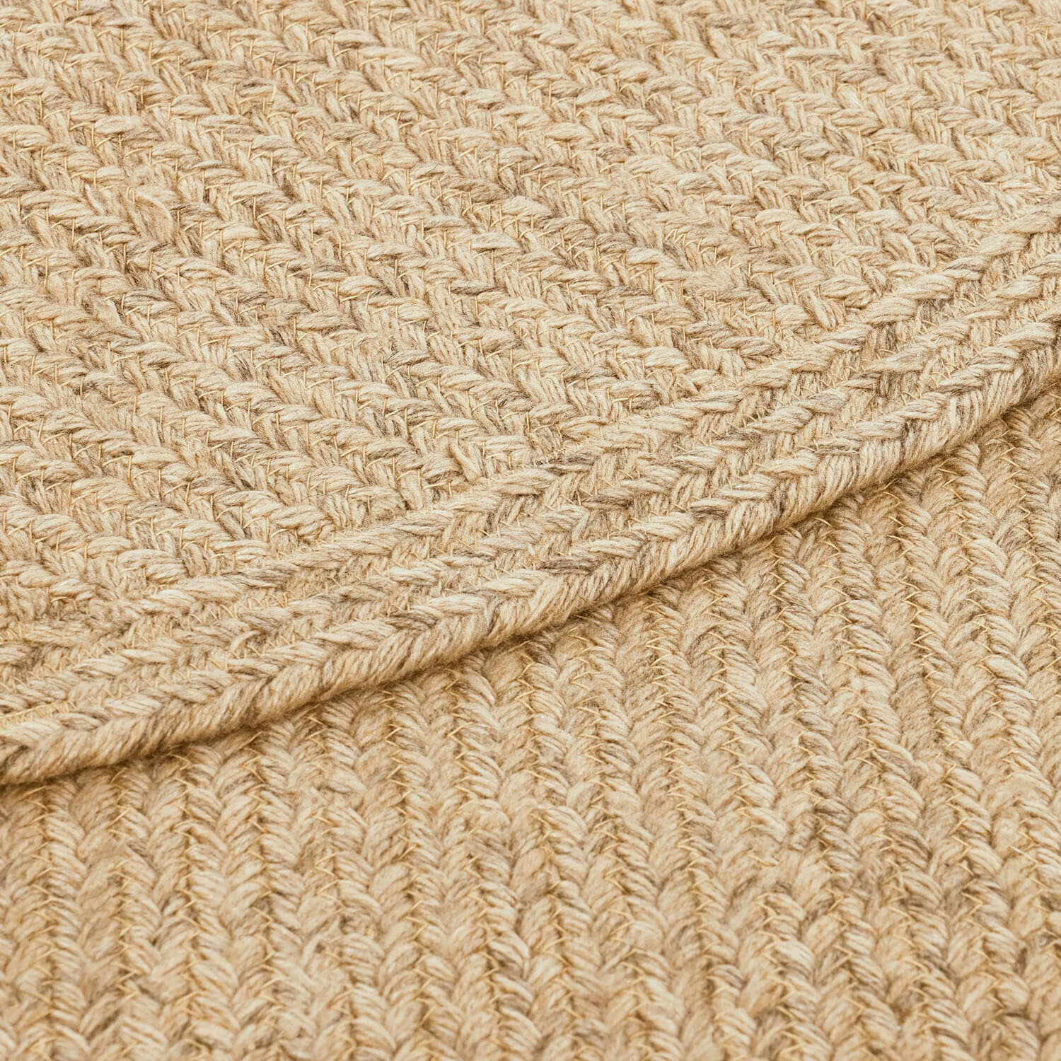 Beigefarbener Teppich aus Naturfaser mit geflochtener Struktur, ideal für nachhaltige Wohnräume