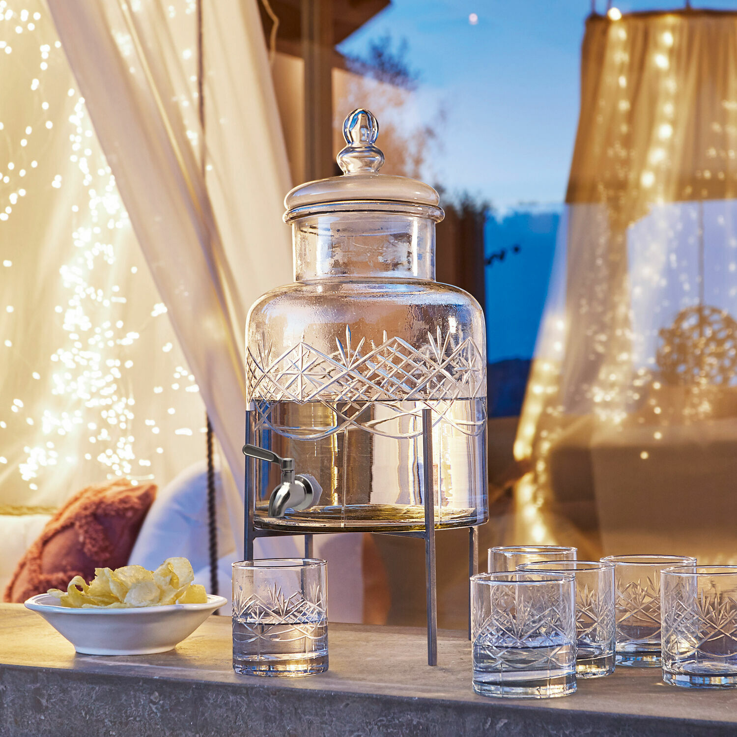 Glas-Getränkespender mit Metallgestell und Muster, transparent, ideal für Partys und Wasser.
