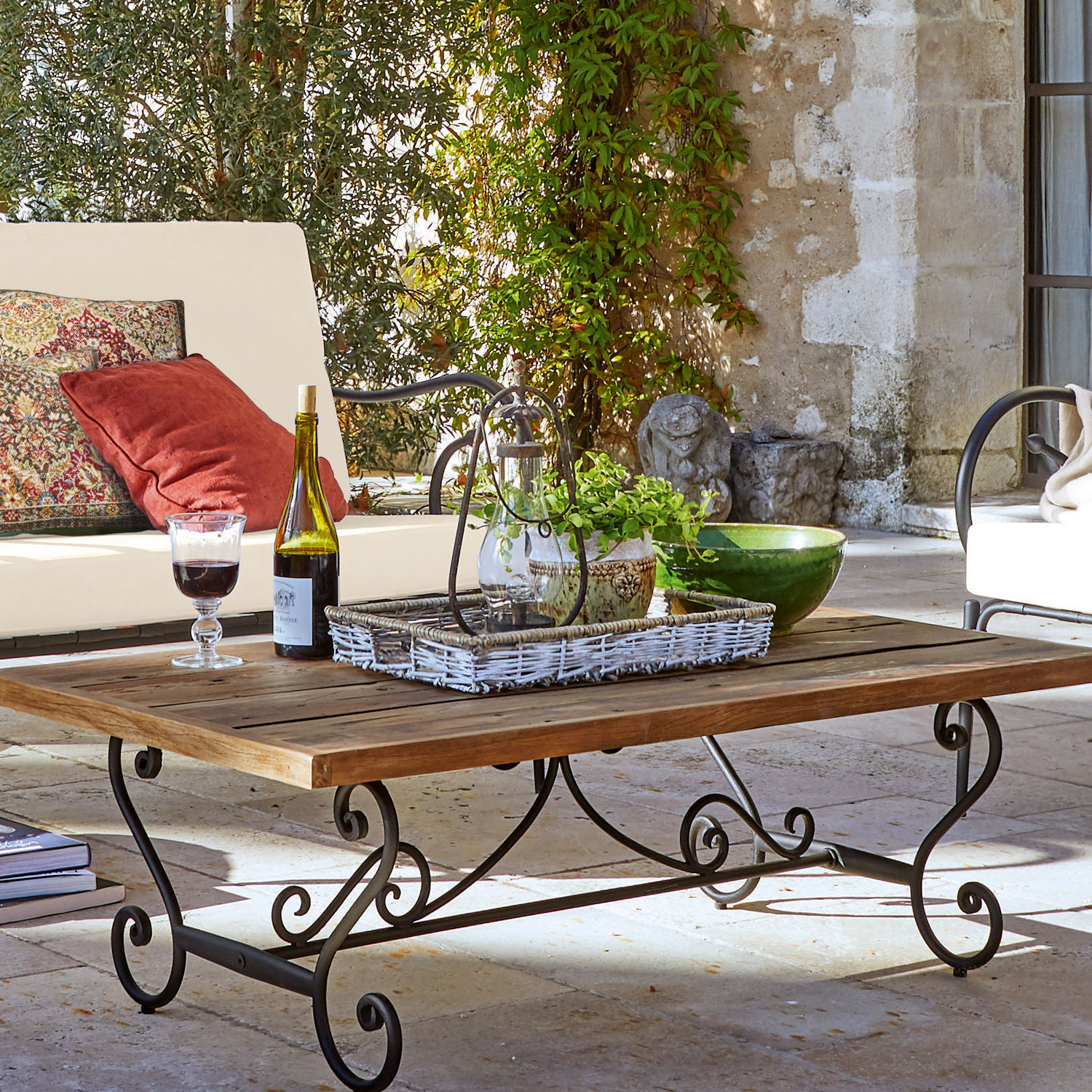 Couchtisch mit Holzplatte und schwarzem Metallgestell im Vintage-Stil auf Steinboden